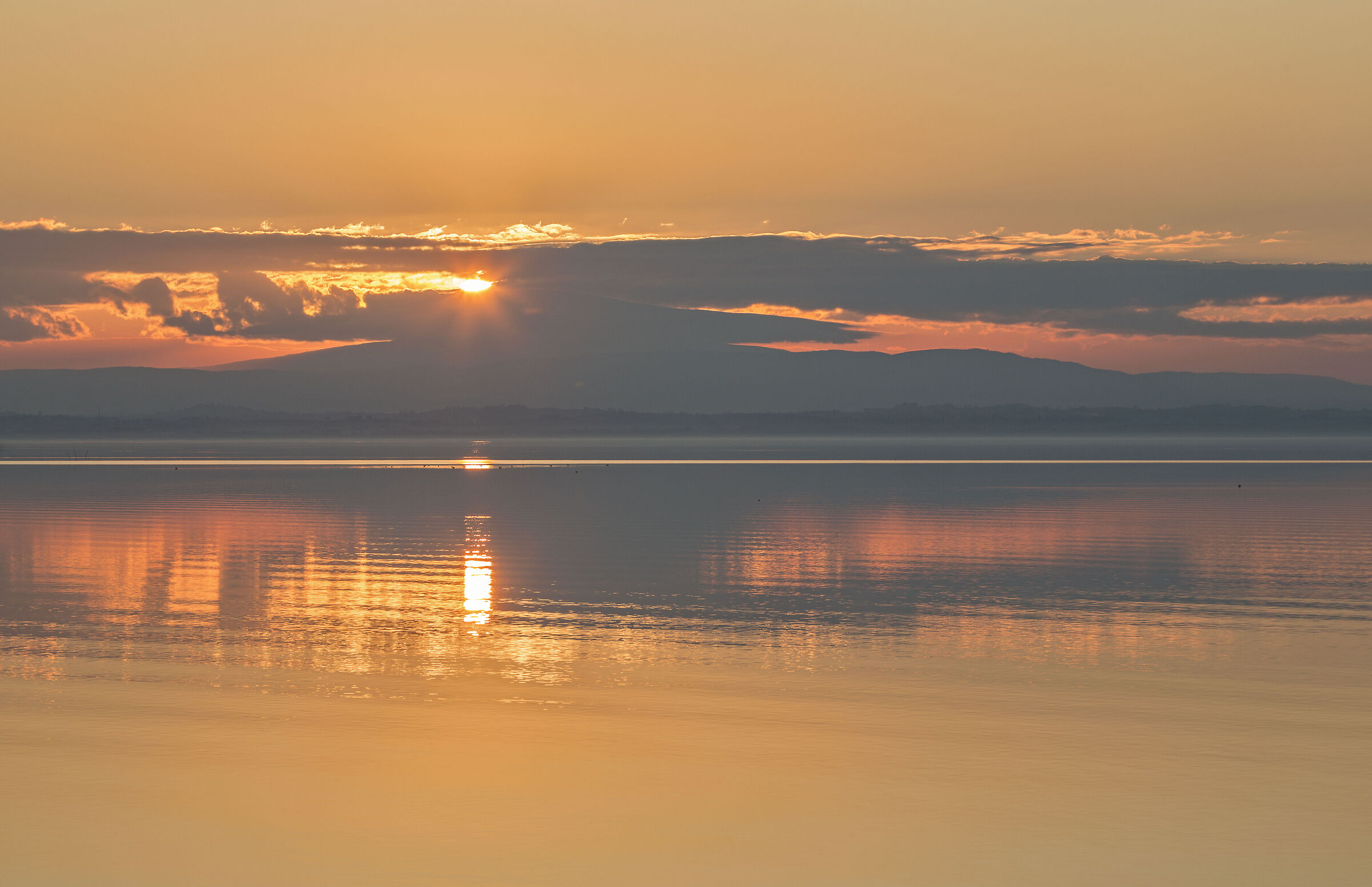 Riflessi al tramonto sul Lago Trasimeno