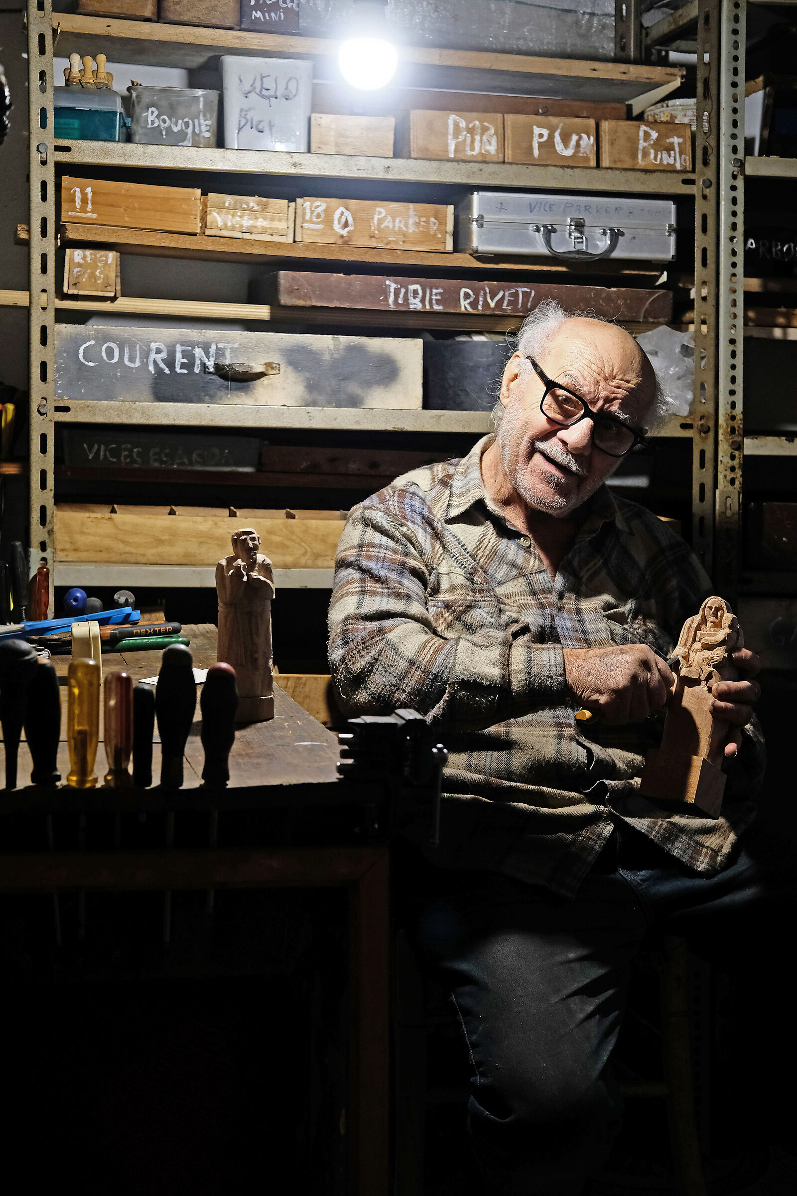 Mr. Antonio, craftsman of statuettes. Bosa