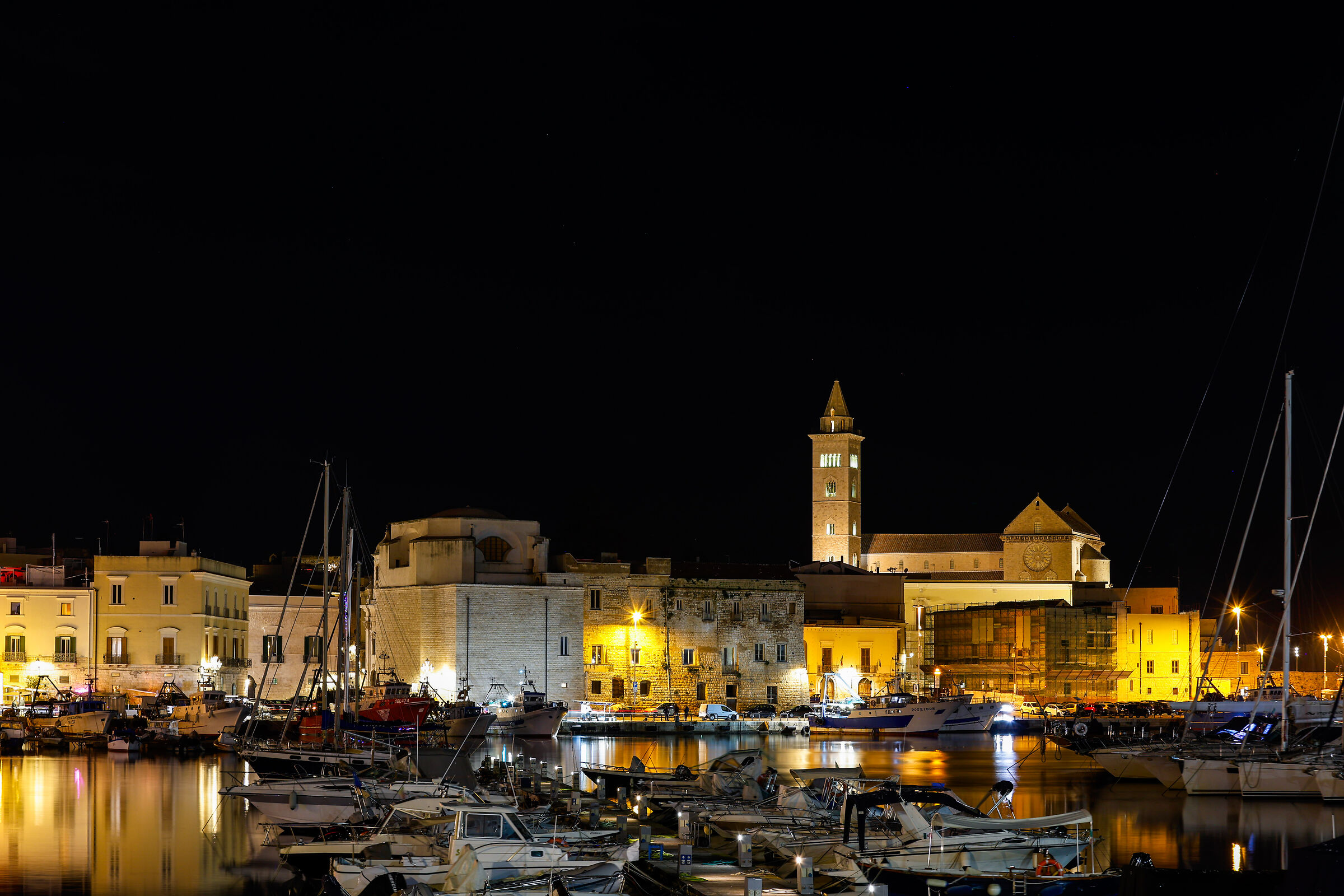 Trani in notturna