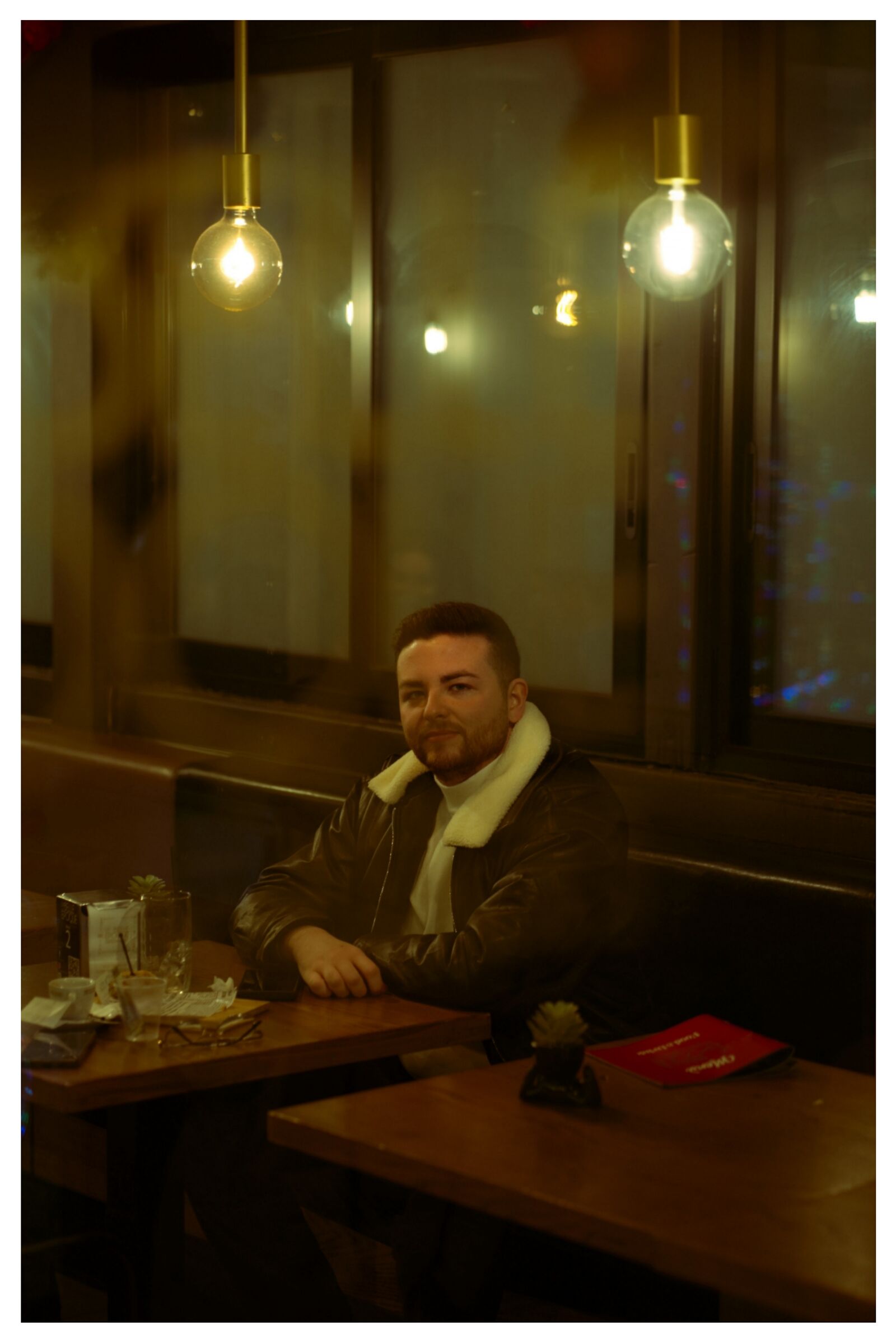 Ritratto davanti a un buon caffè e una A7iii