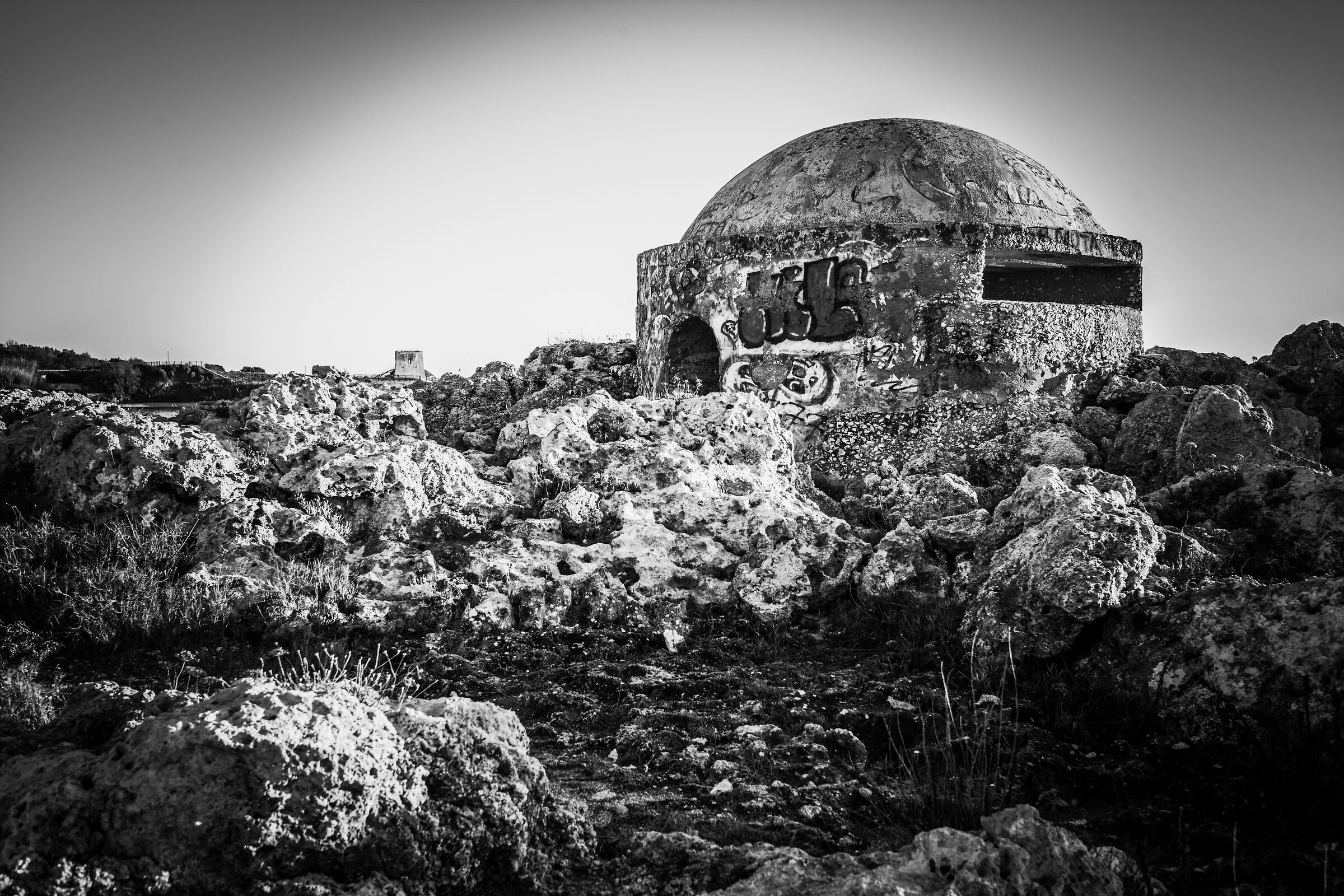 Il bunker e la torre di Saturo a guardia della costa