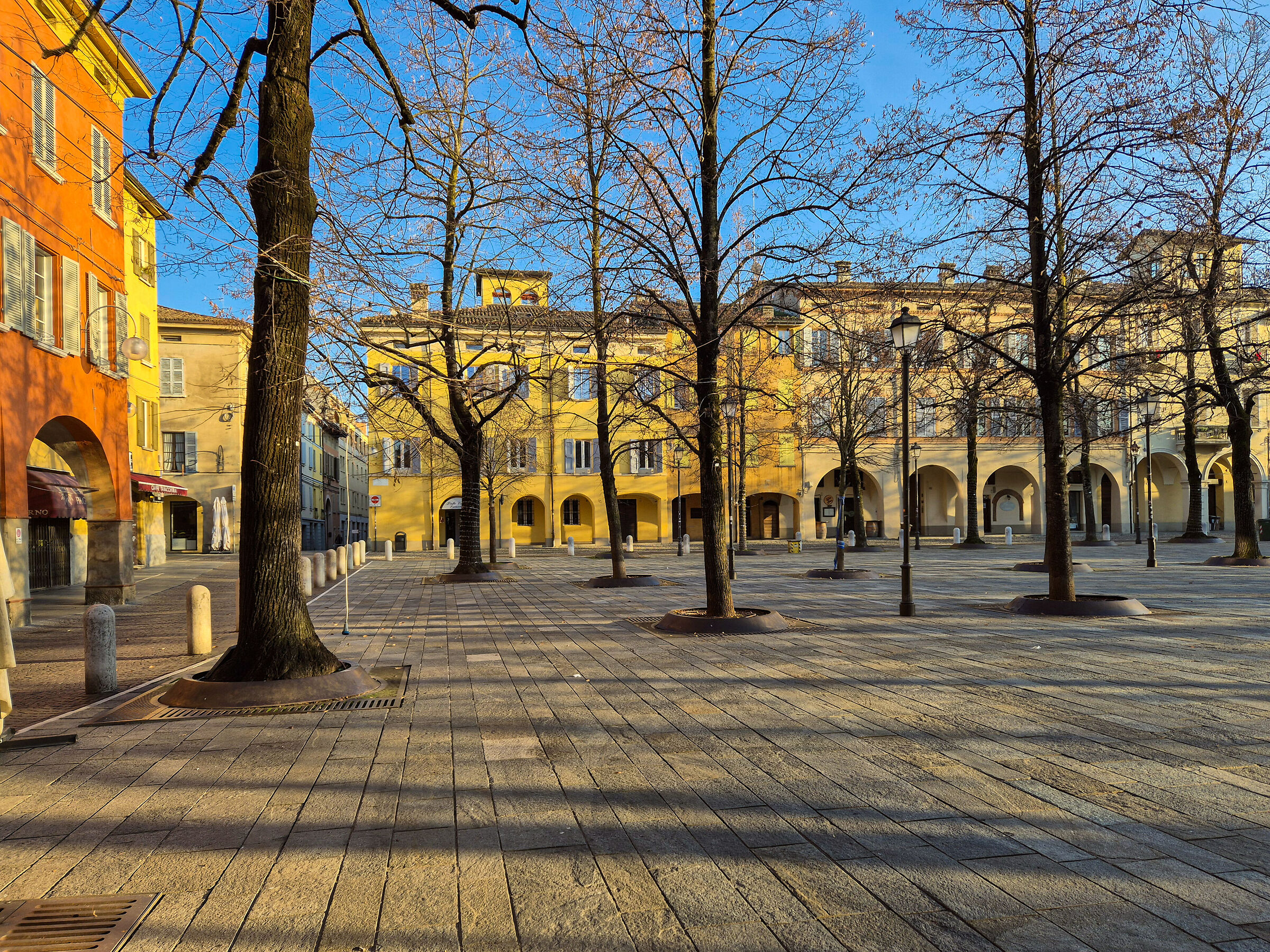 Un tranquillo pomeriggio di una città di provincia