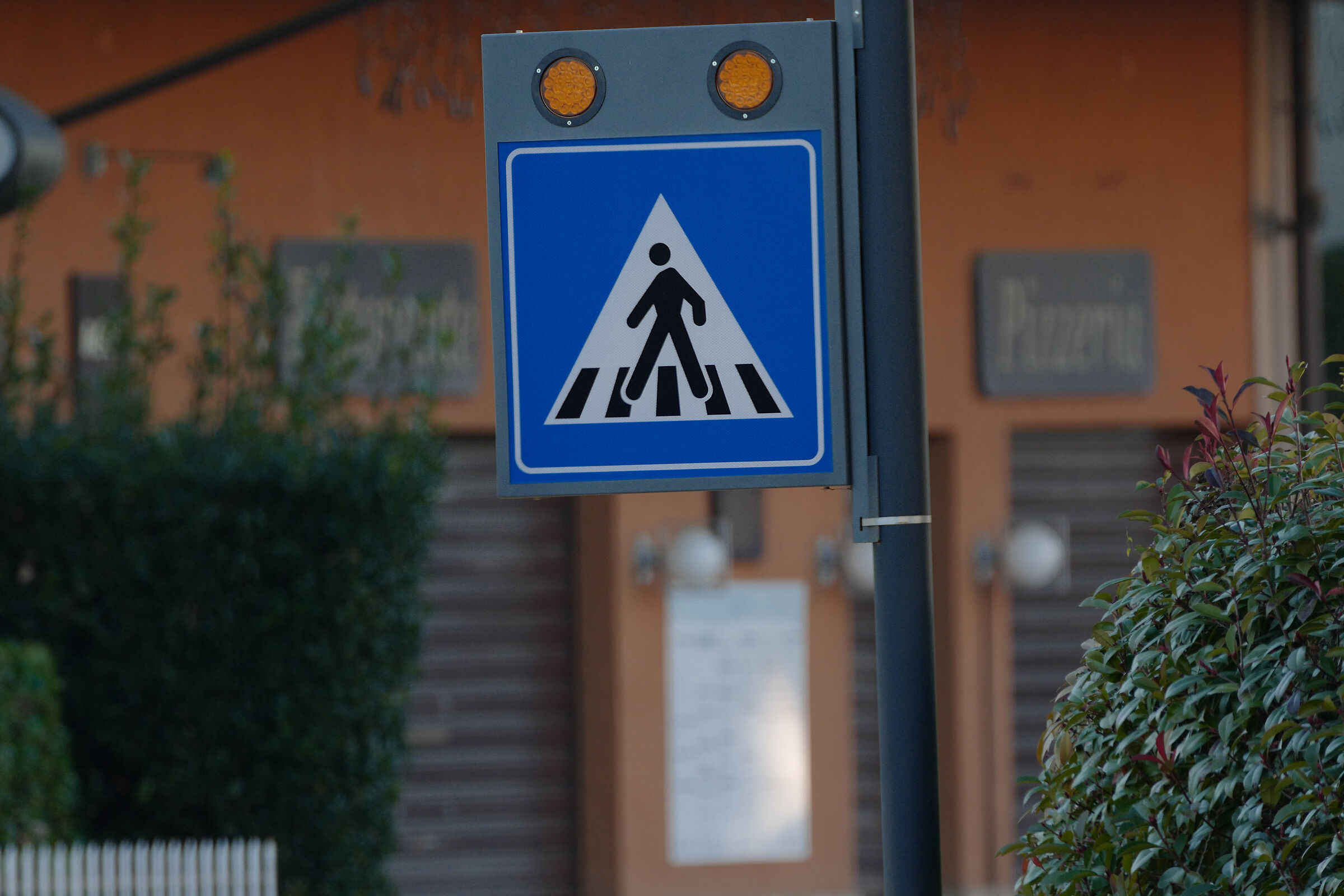 Attraverso la vetrina del negozio