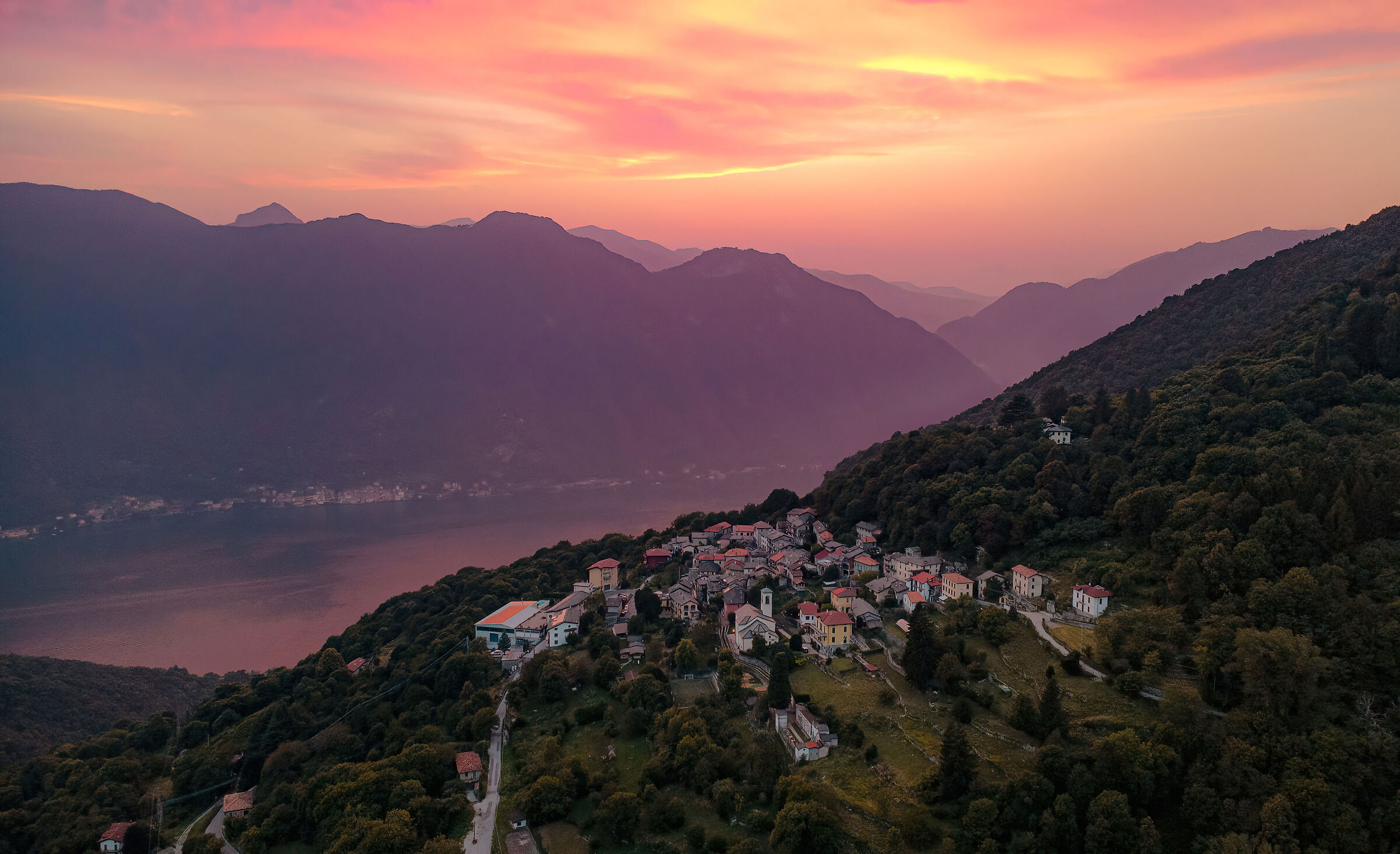 Monti del comasco al tramonto