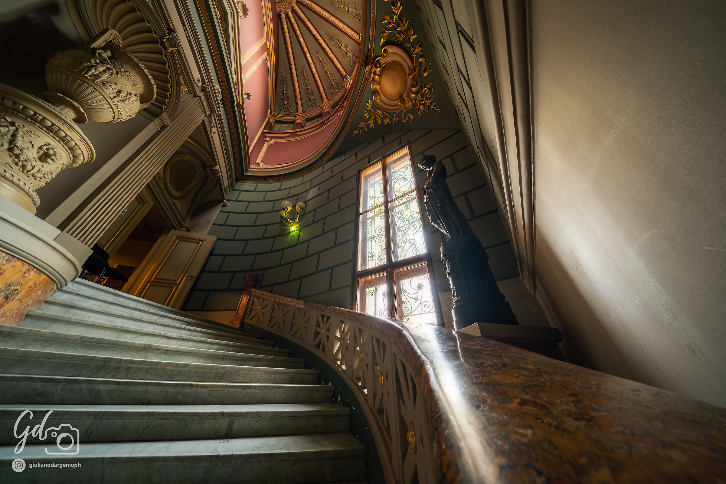 Ateneo Rumeno, Scala interna