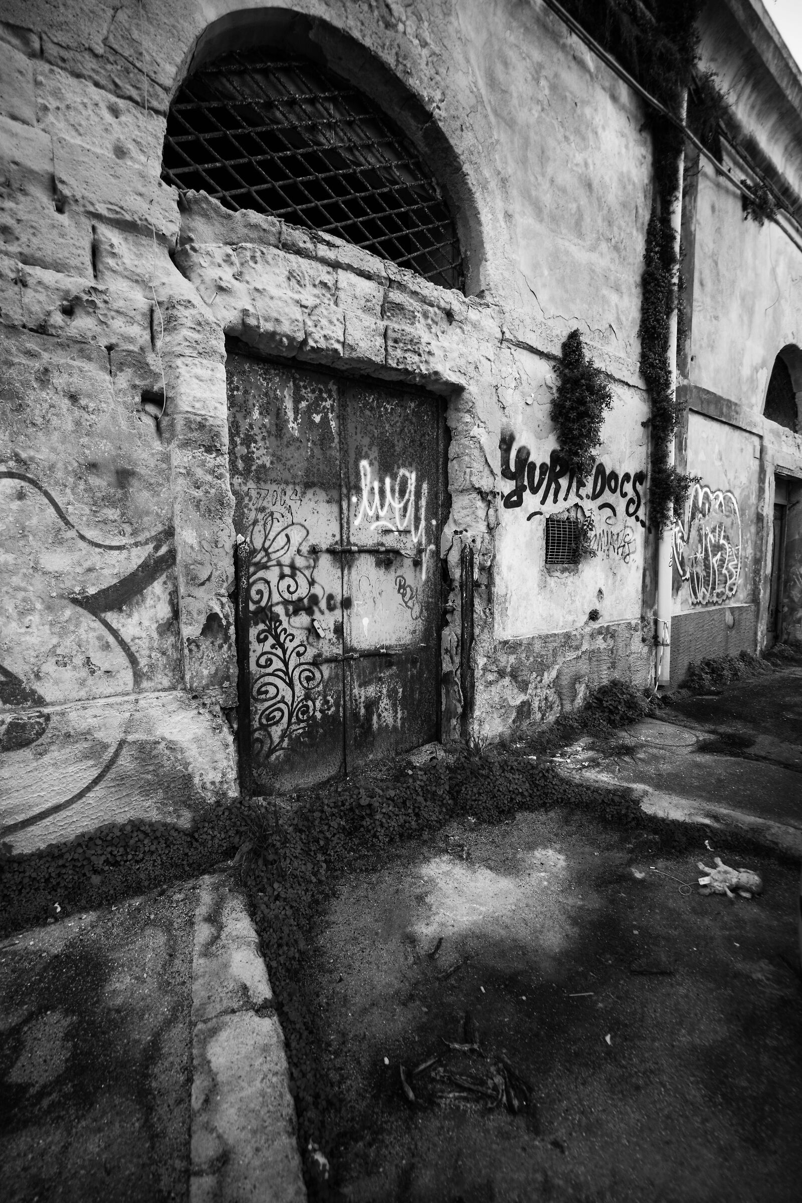 Vecchi magazzini vicino alla darsena