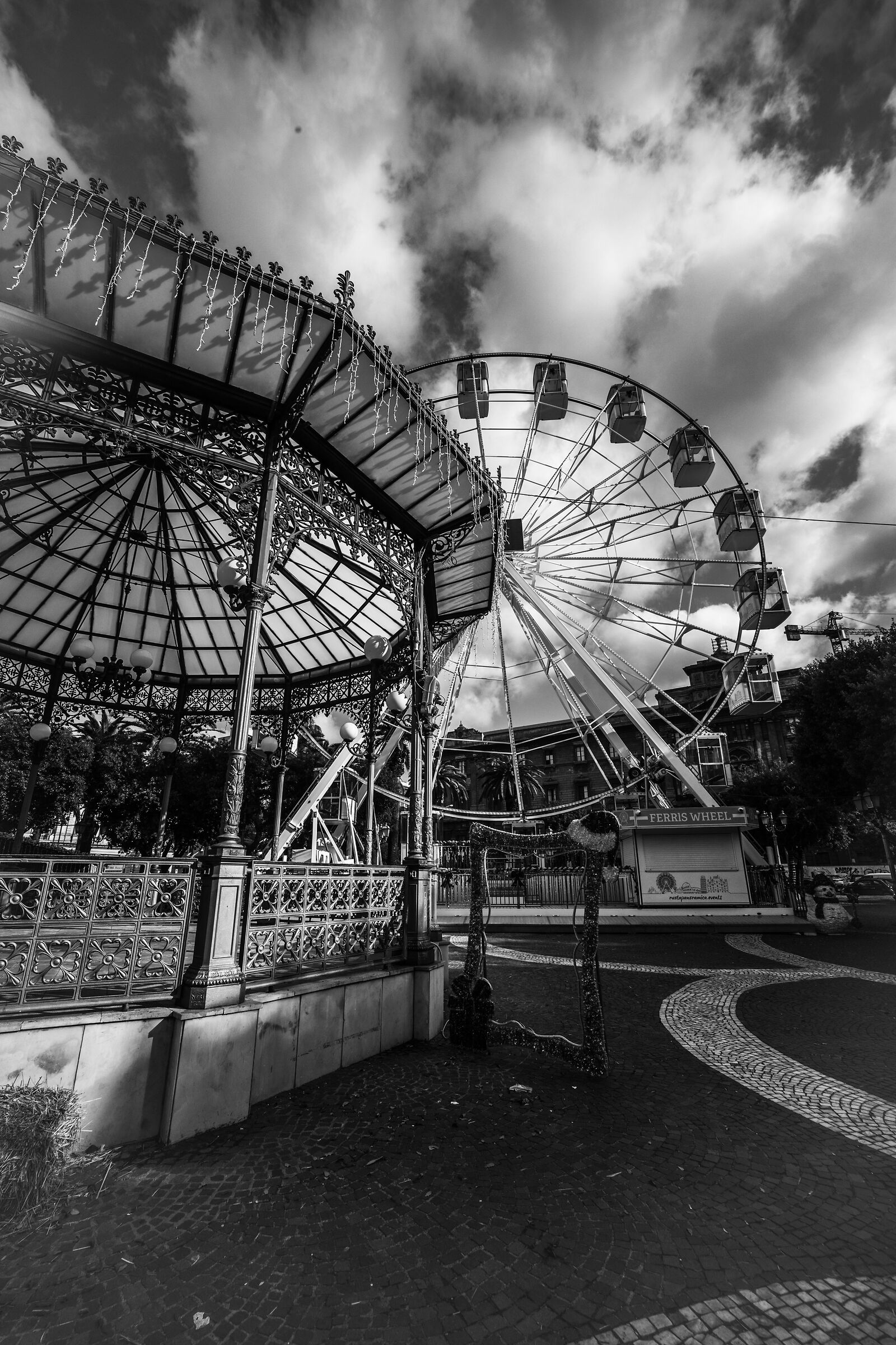 I cerchi nei giardini di Piazza Garibaldi