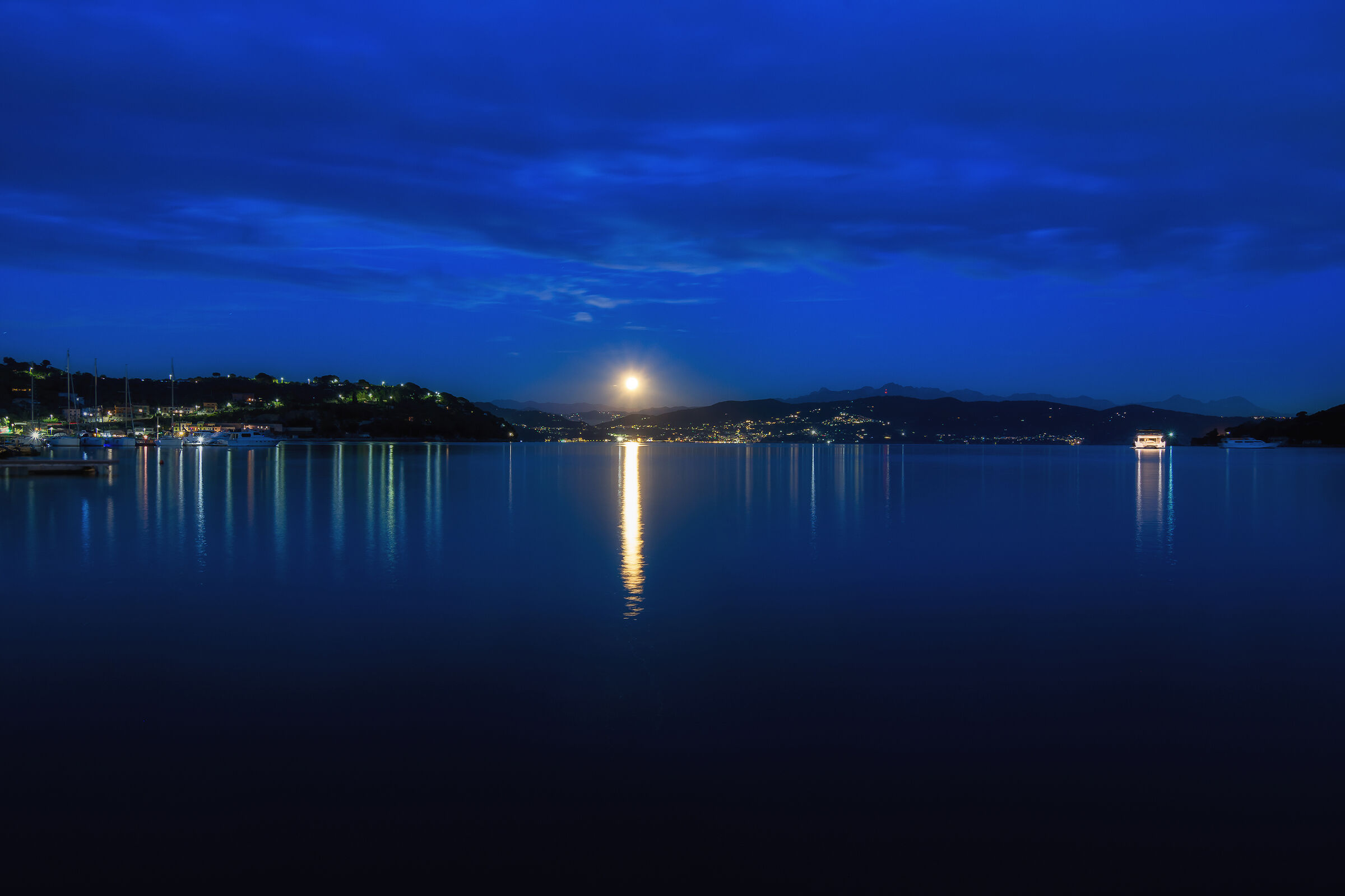 An evening with moonlight in the Gulf of Poets