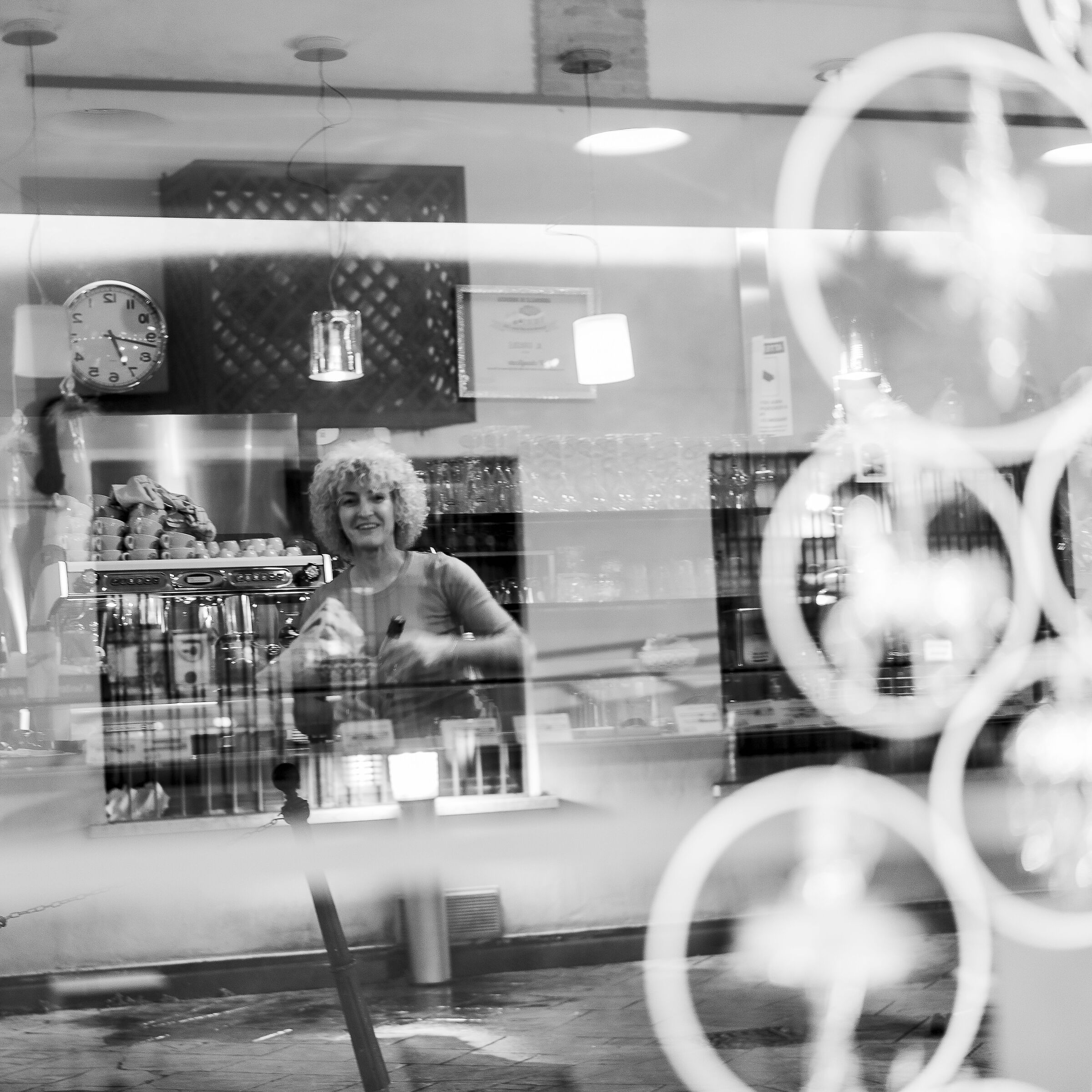 Il calore del natale in un casuale bar