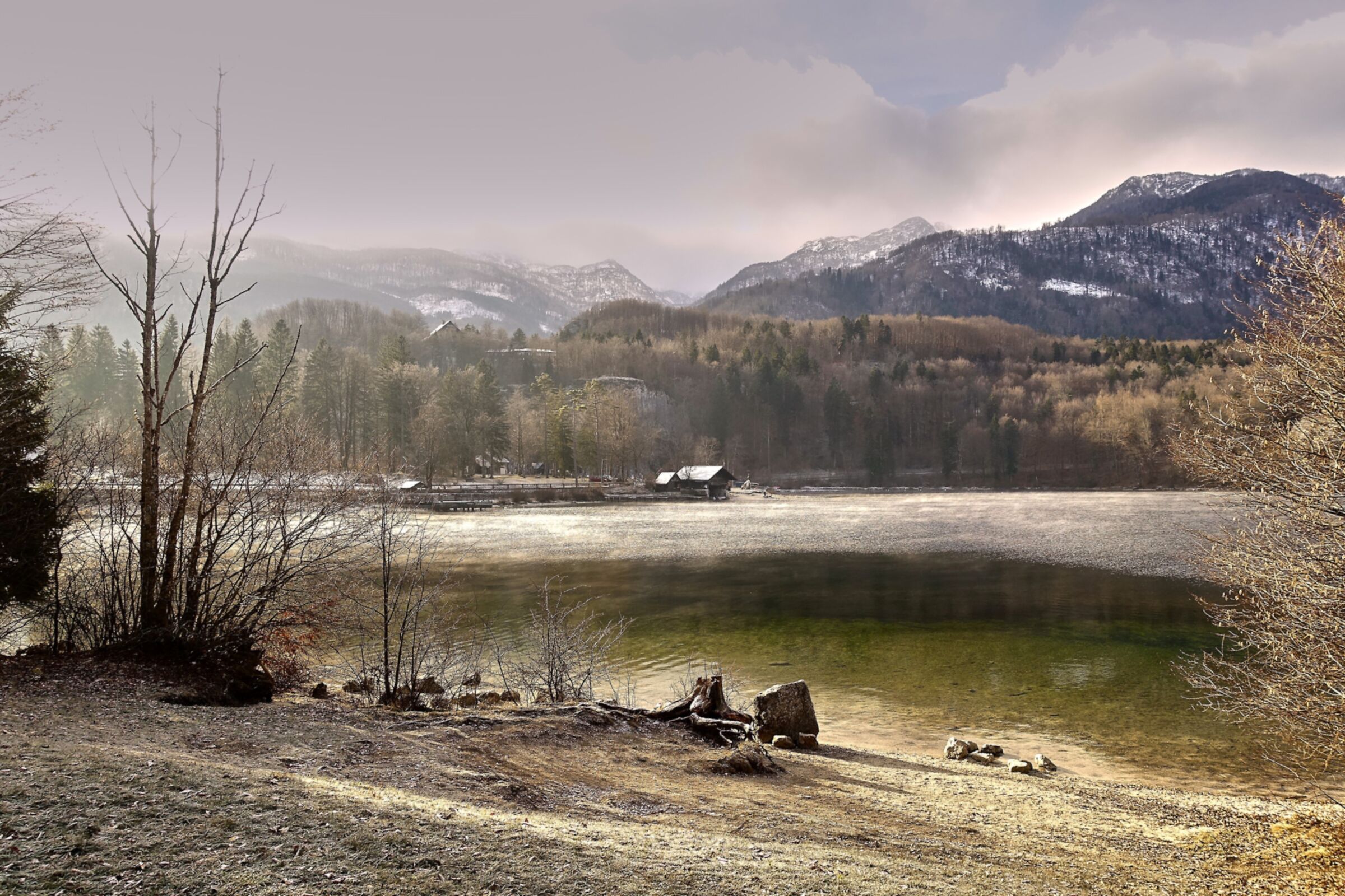 Lago di Bohinj d'inverno