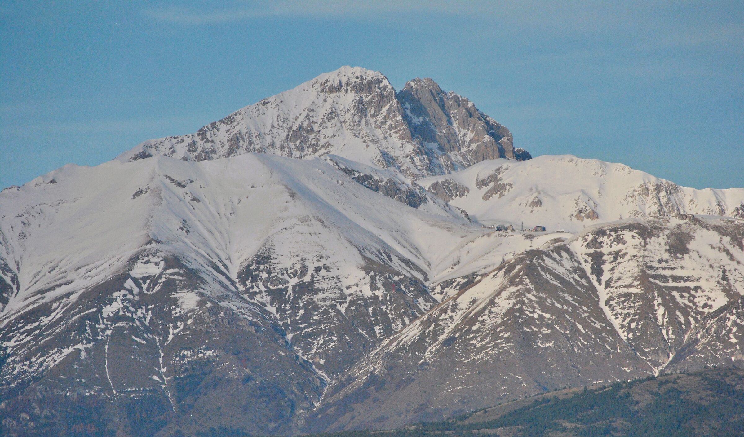 Gran Sasso d'Italia il Corno Grande con la prima neve