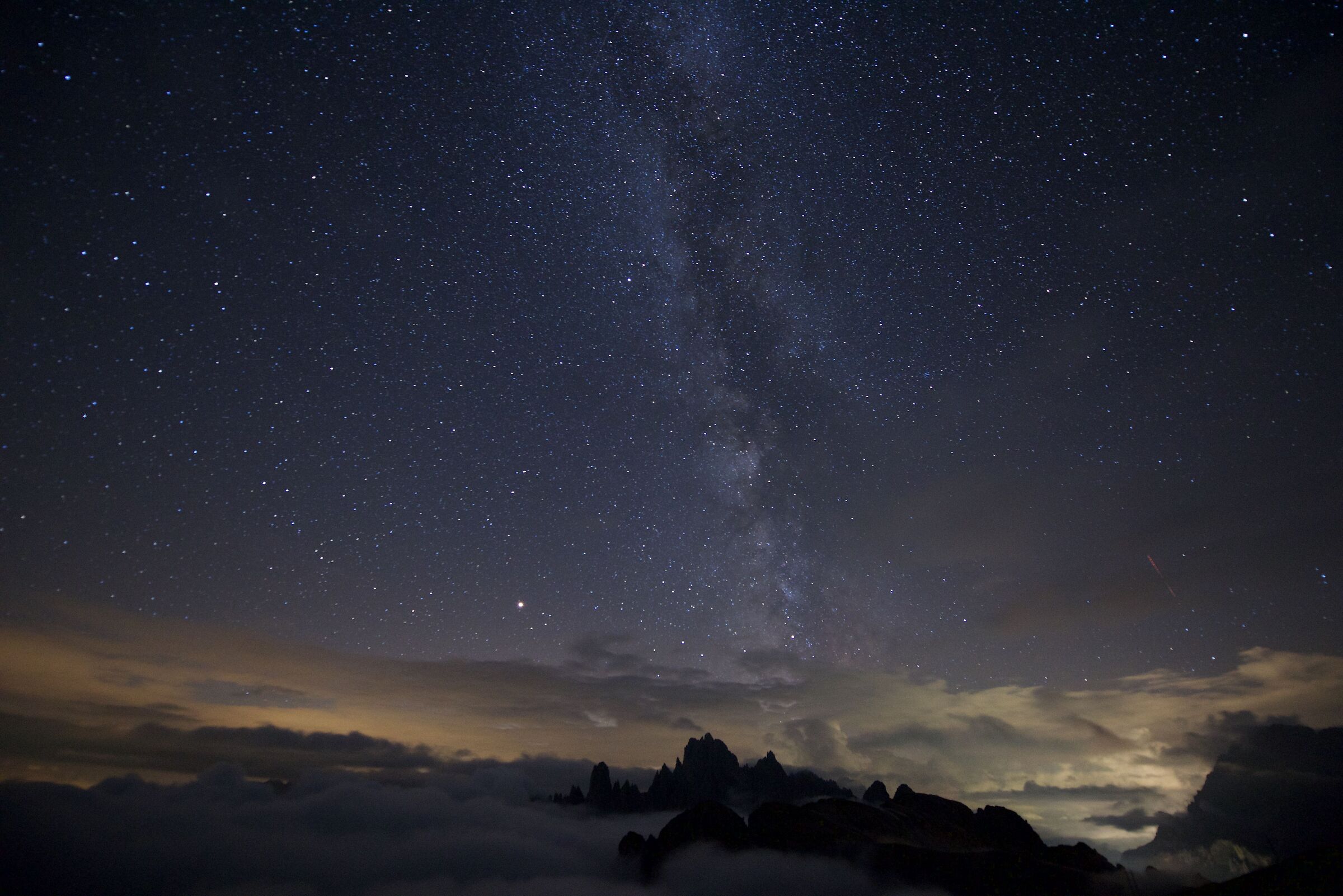 Via lattea che spunta nell'etere