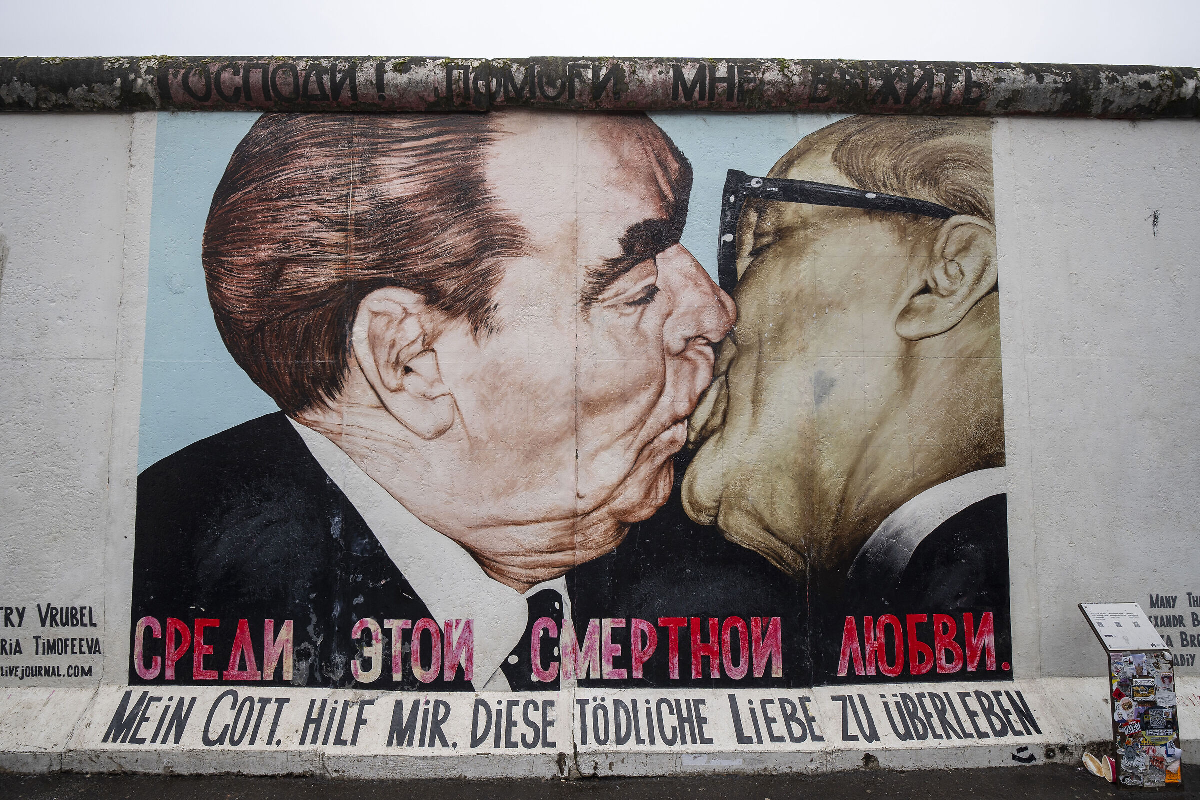 Socialist fraternal kiss