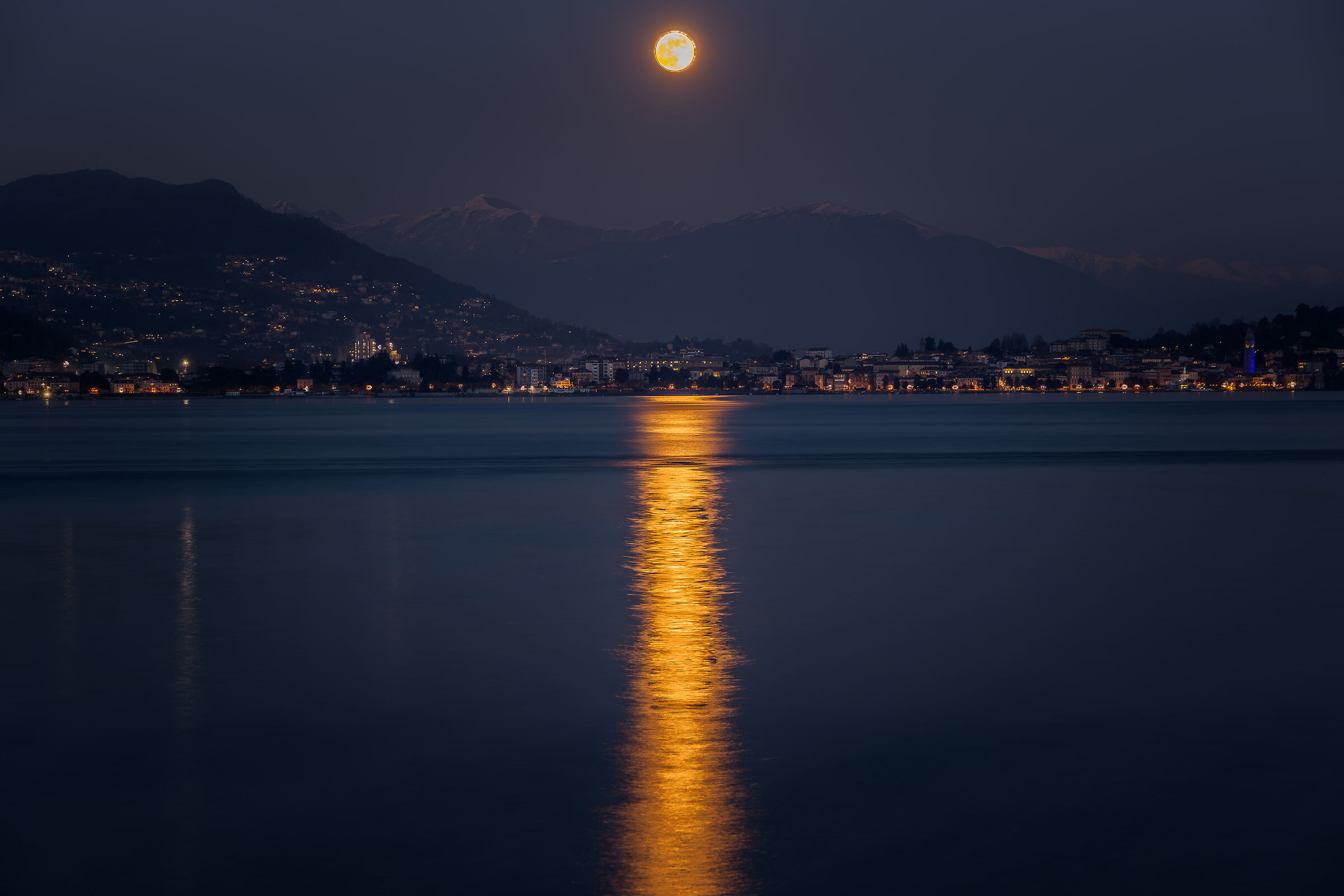 La luna si specchia nel lago
