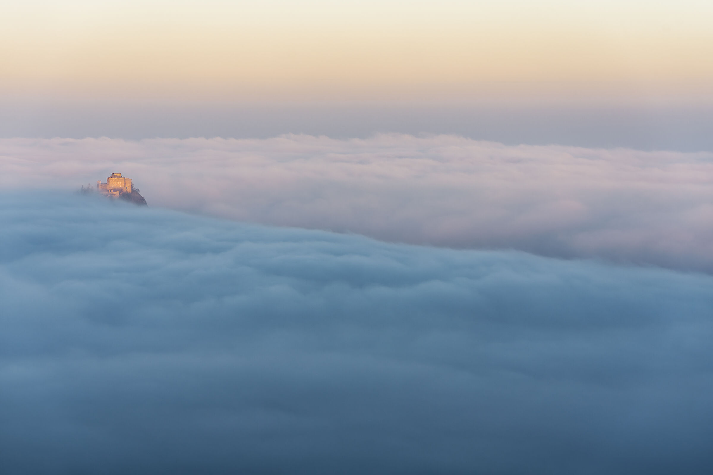 In bilico su un pendio nebbioso