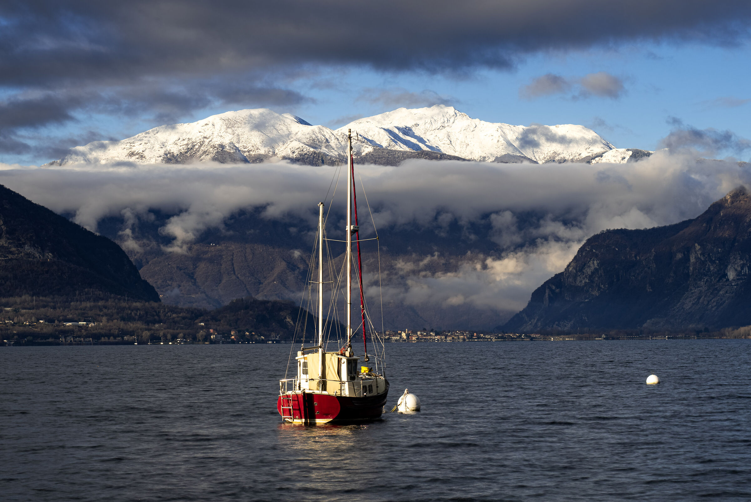 la prima neve al lago maggiore