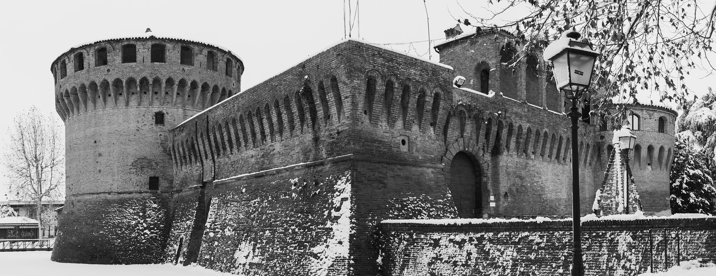 La rocca innevata bn