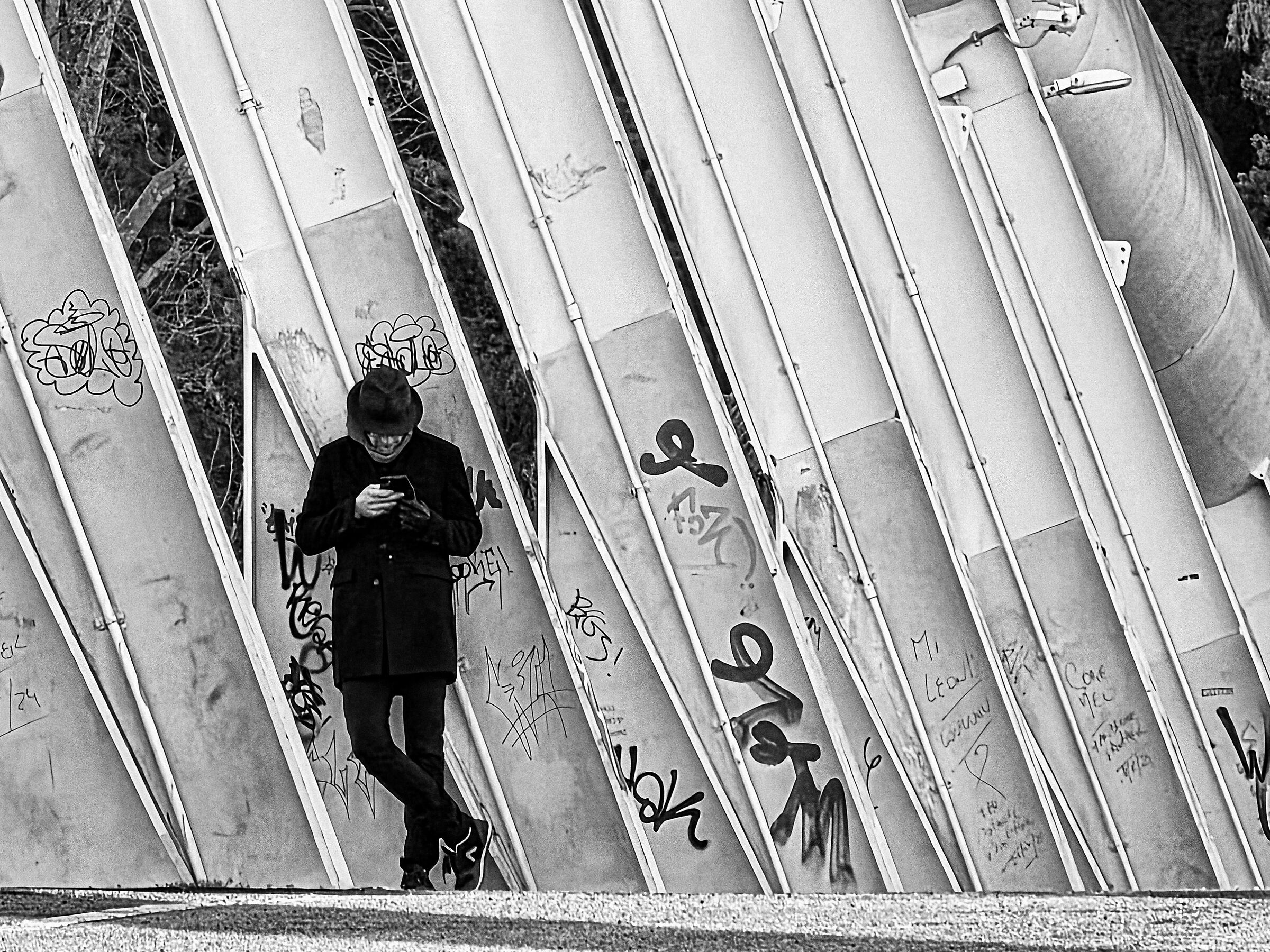 Un uomo immerso nel suo smartphone