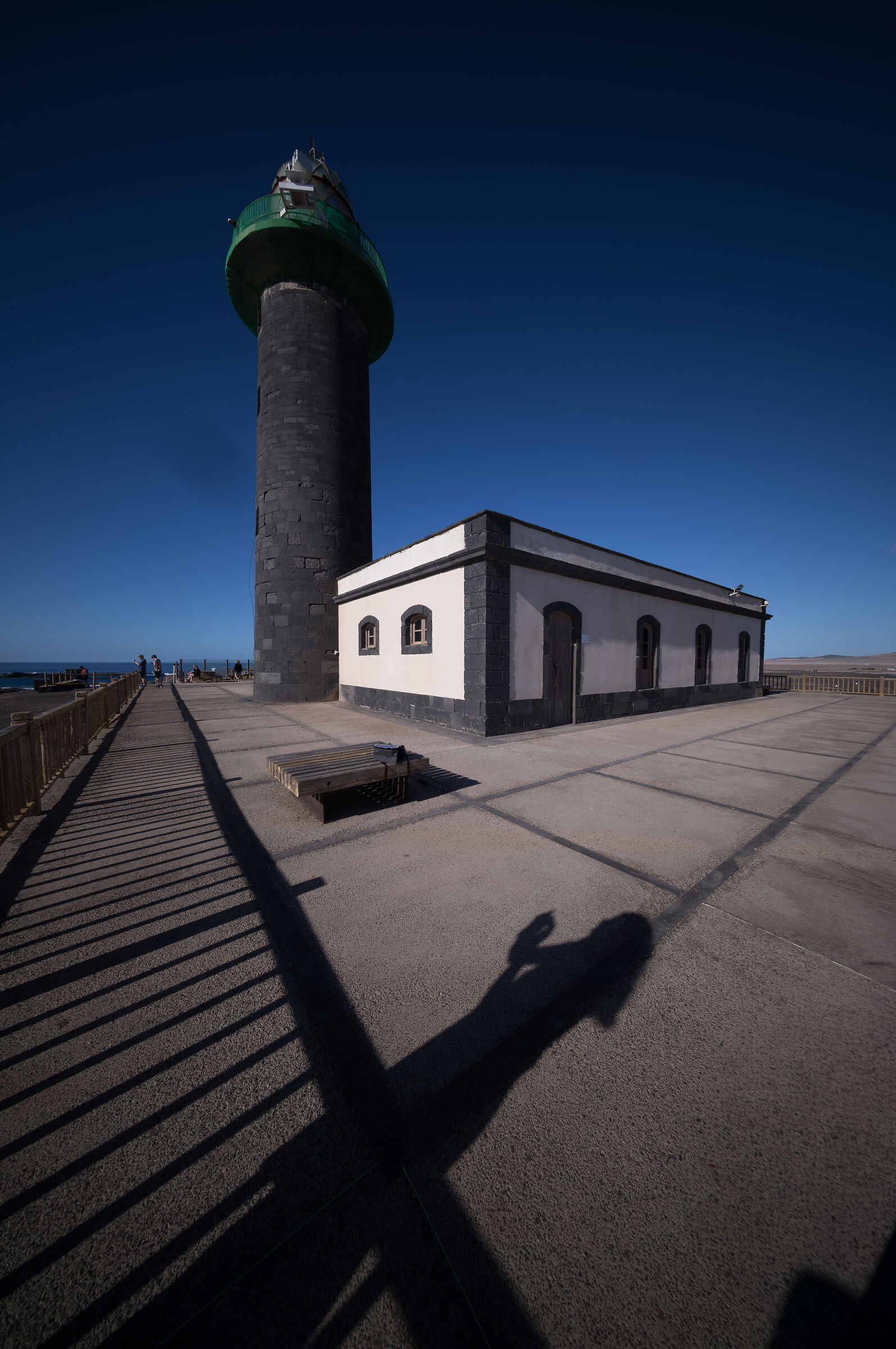 Ombra femminile che fotografa il faro di punta Jandia