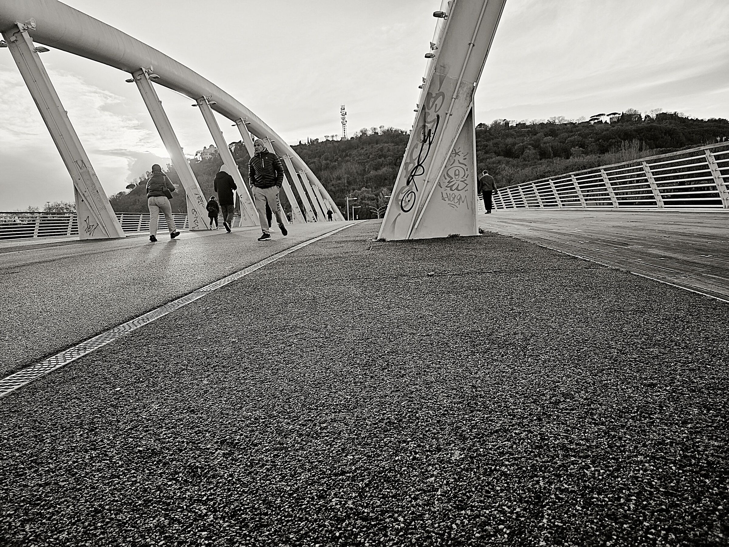 Roma, a passeggio sul ponte