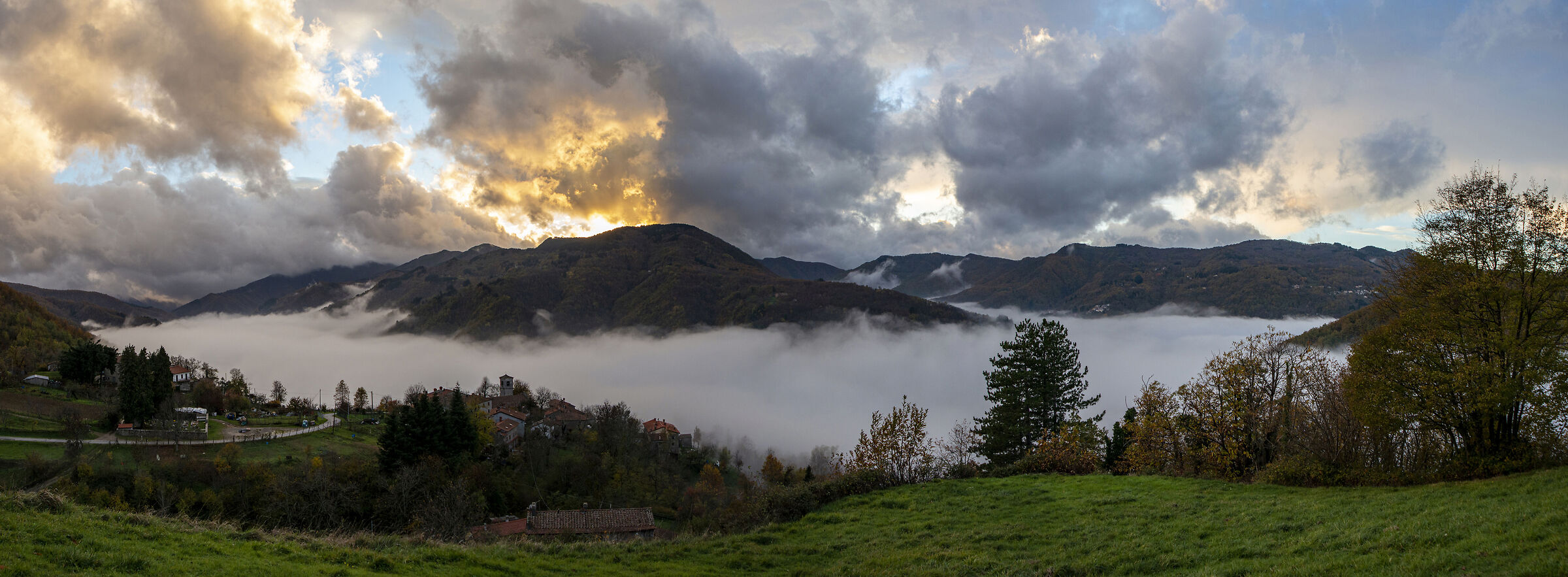 Paese con nebbia