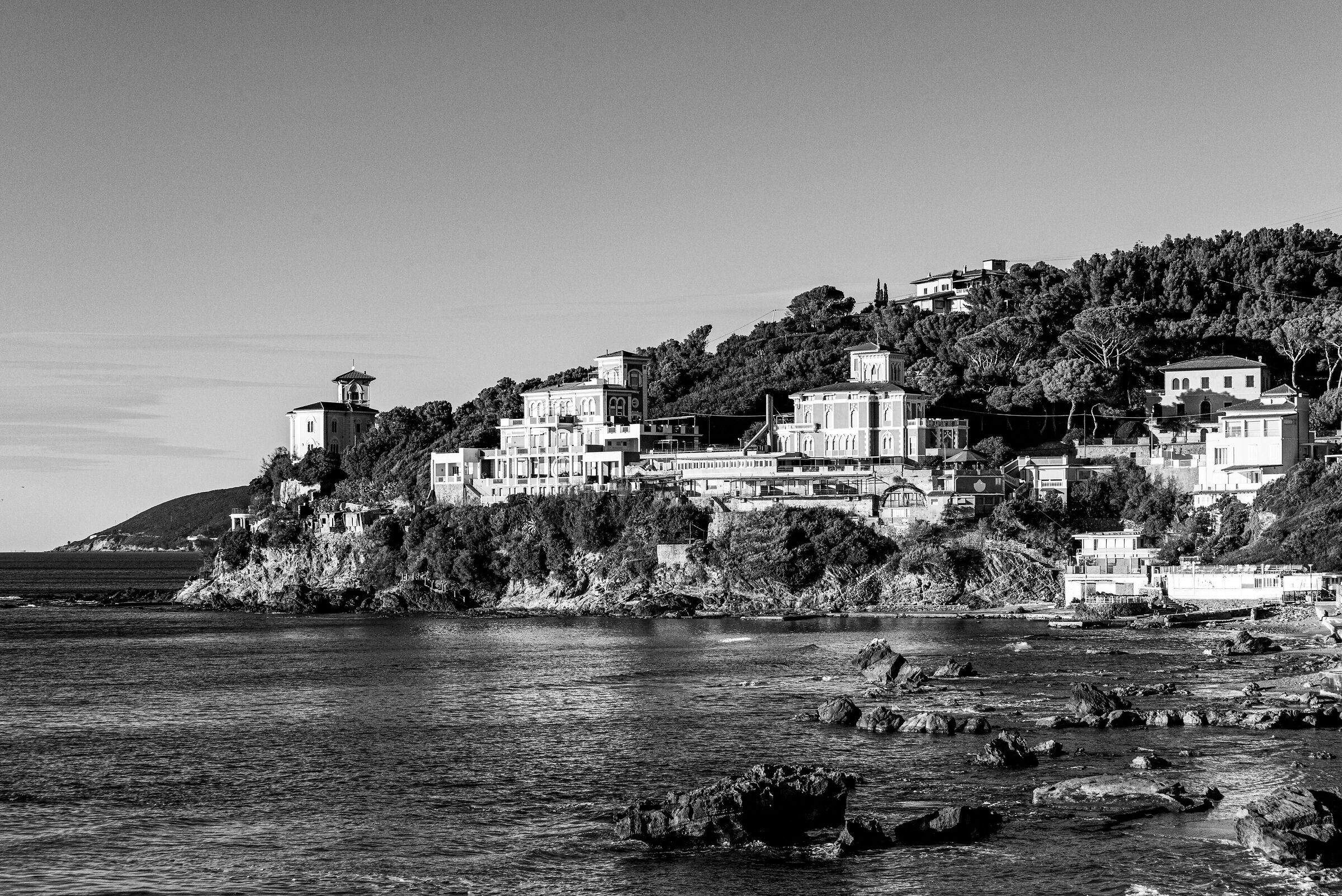 Costa con architettura
