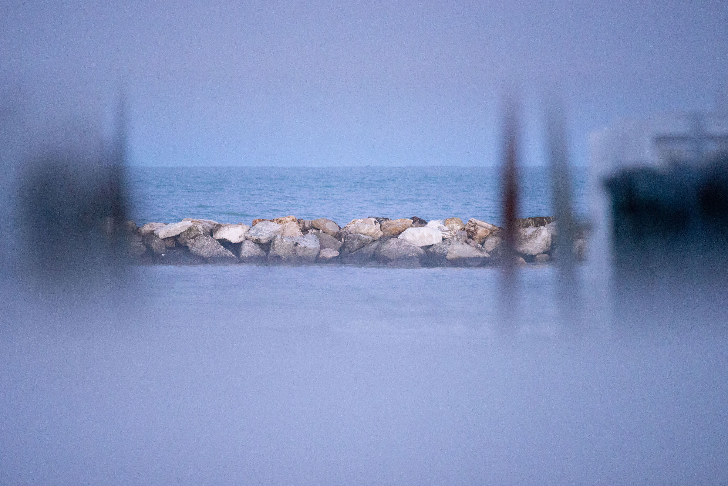 Dietro la staccionata il mare