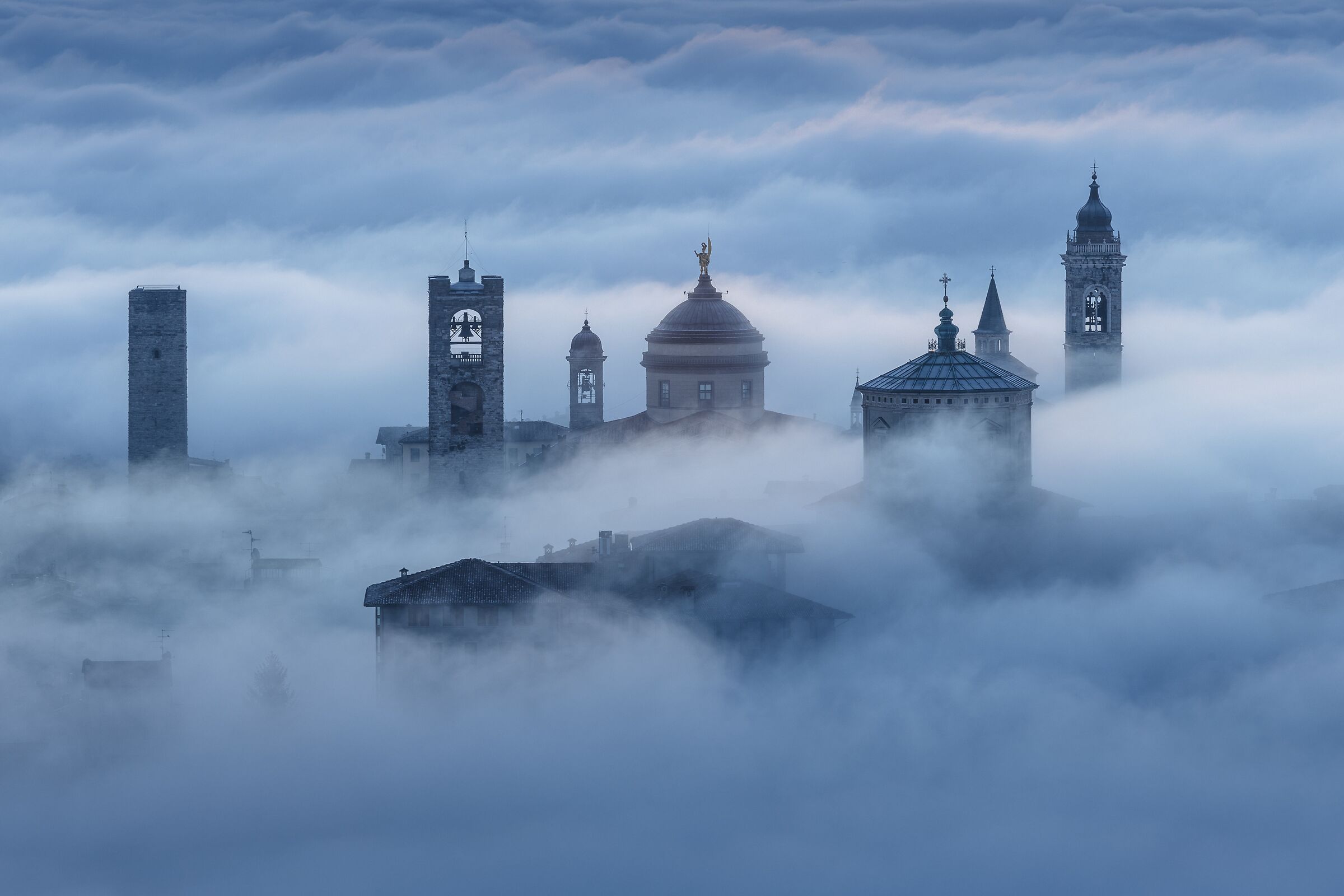 Bergamo avvolta dalla nebbia