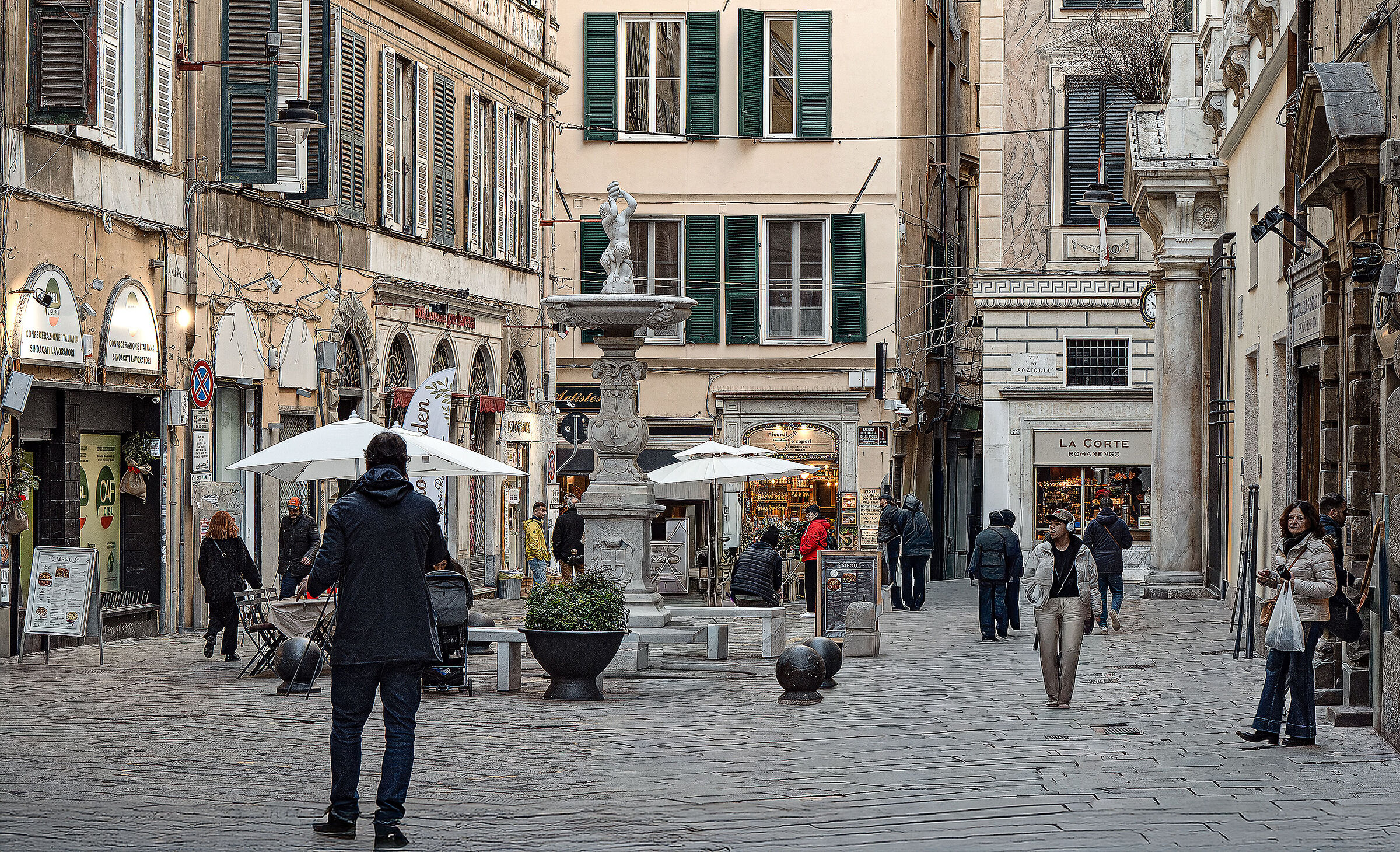 Genoa - Piazza Campetto - Glimpse