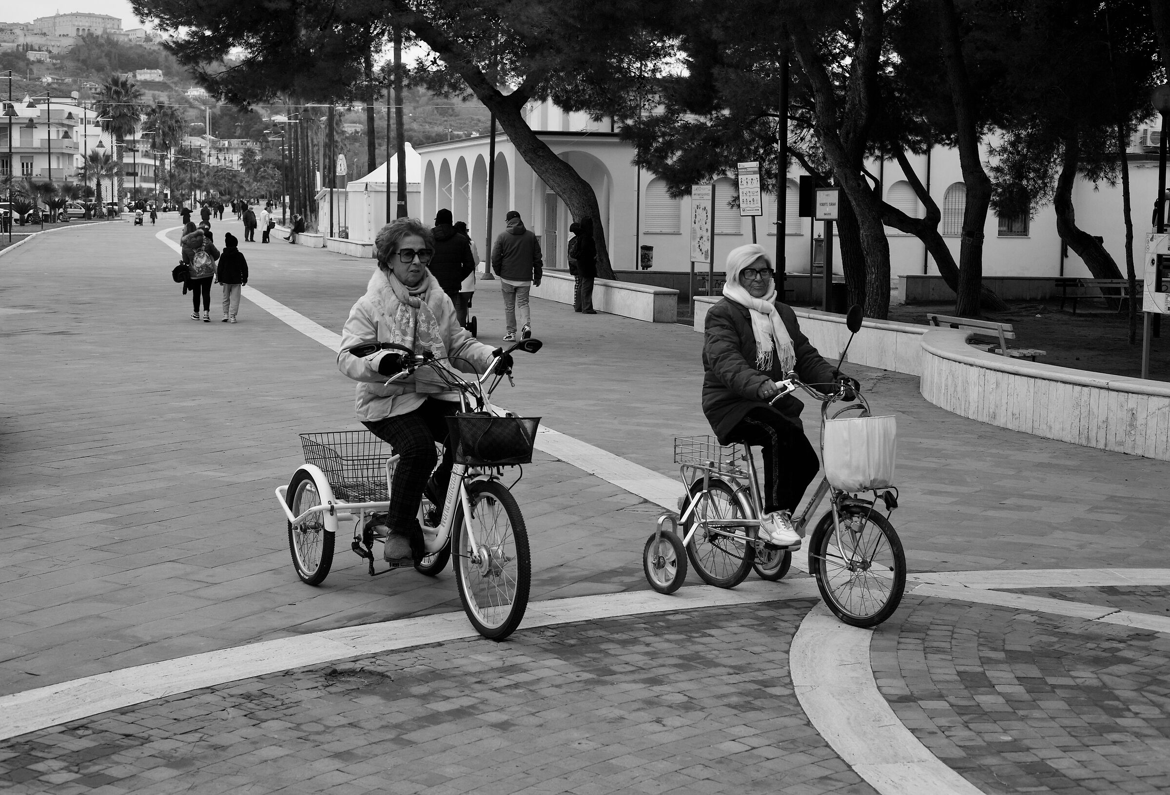 In bici con tre ruote.