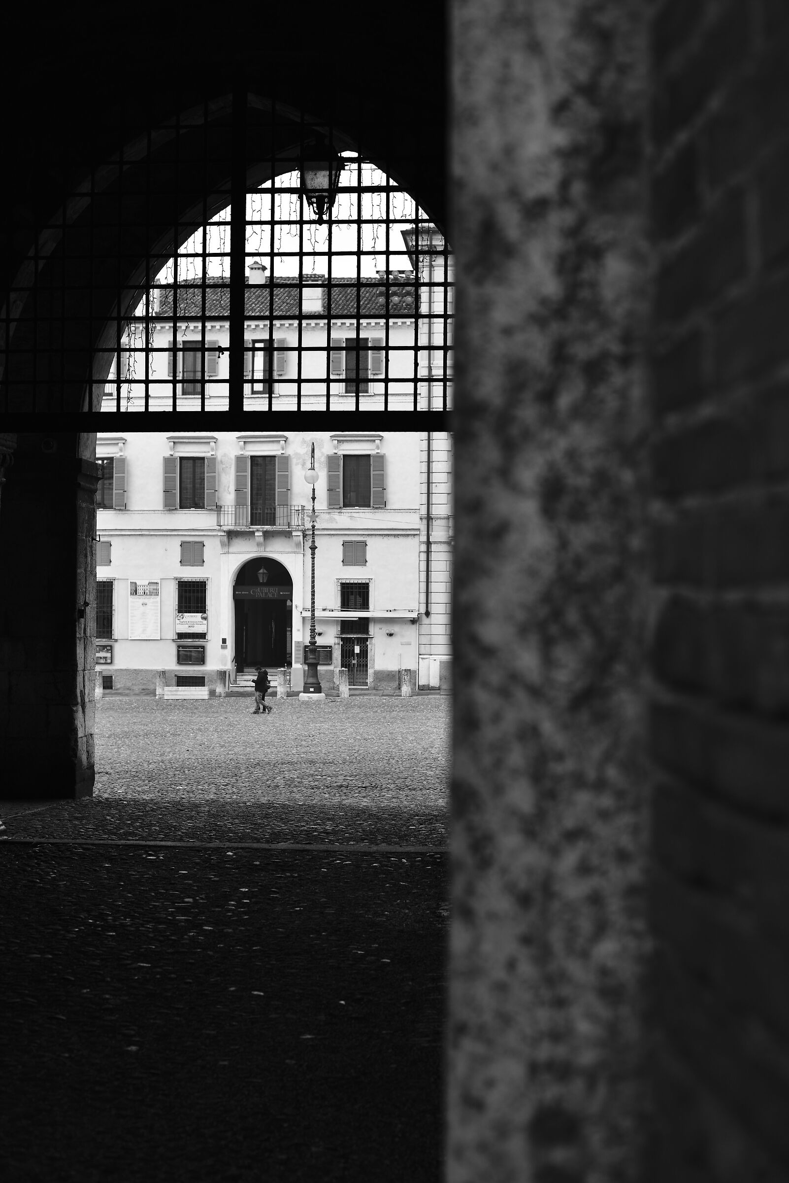 camminando solo nella piazza