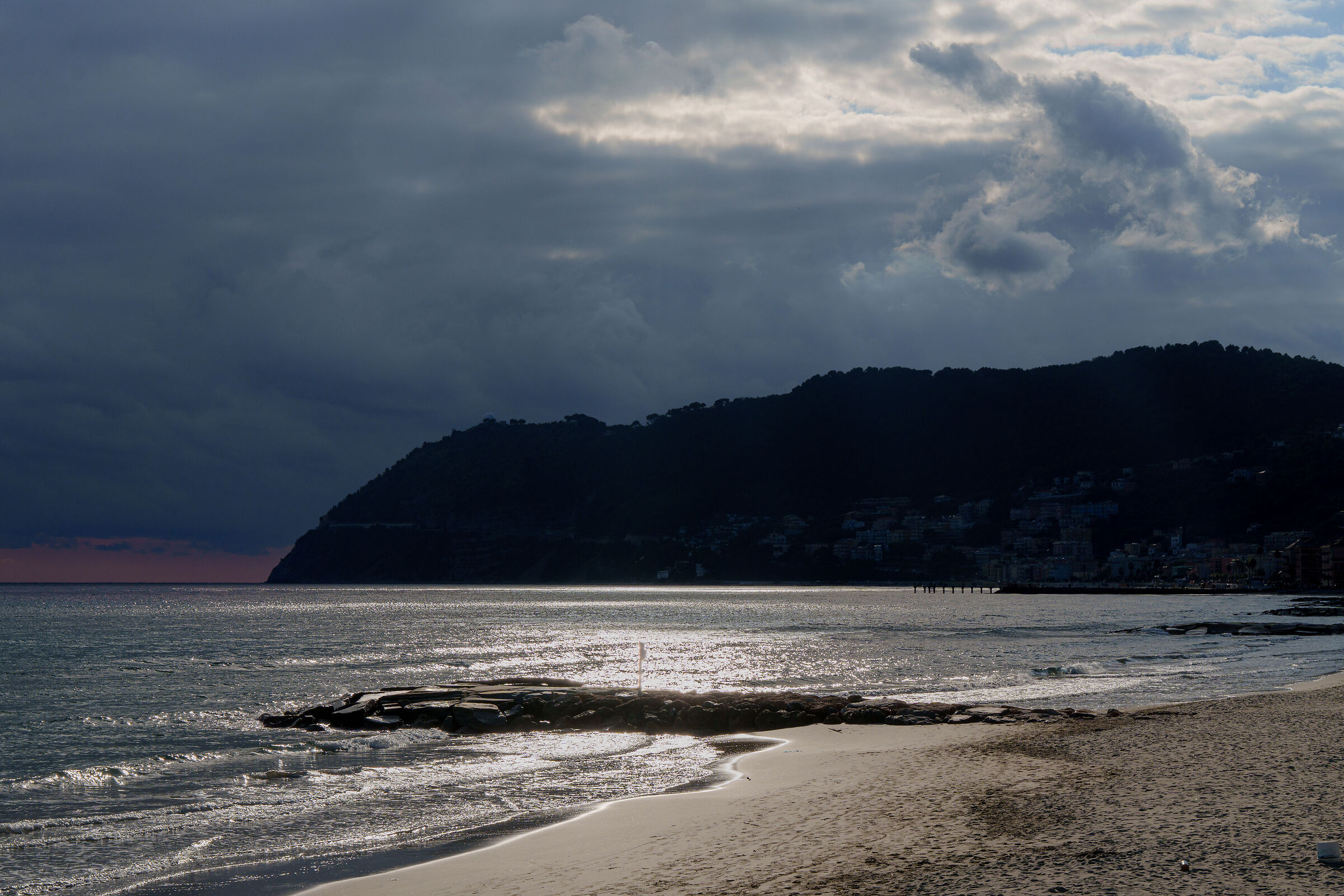 Il sole gioca con le nubi ed il mare