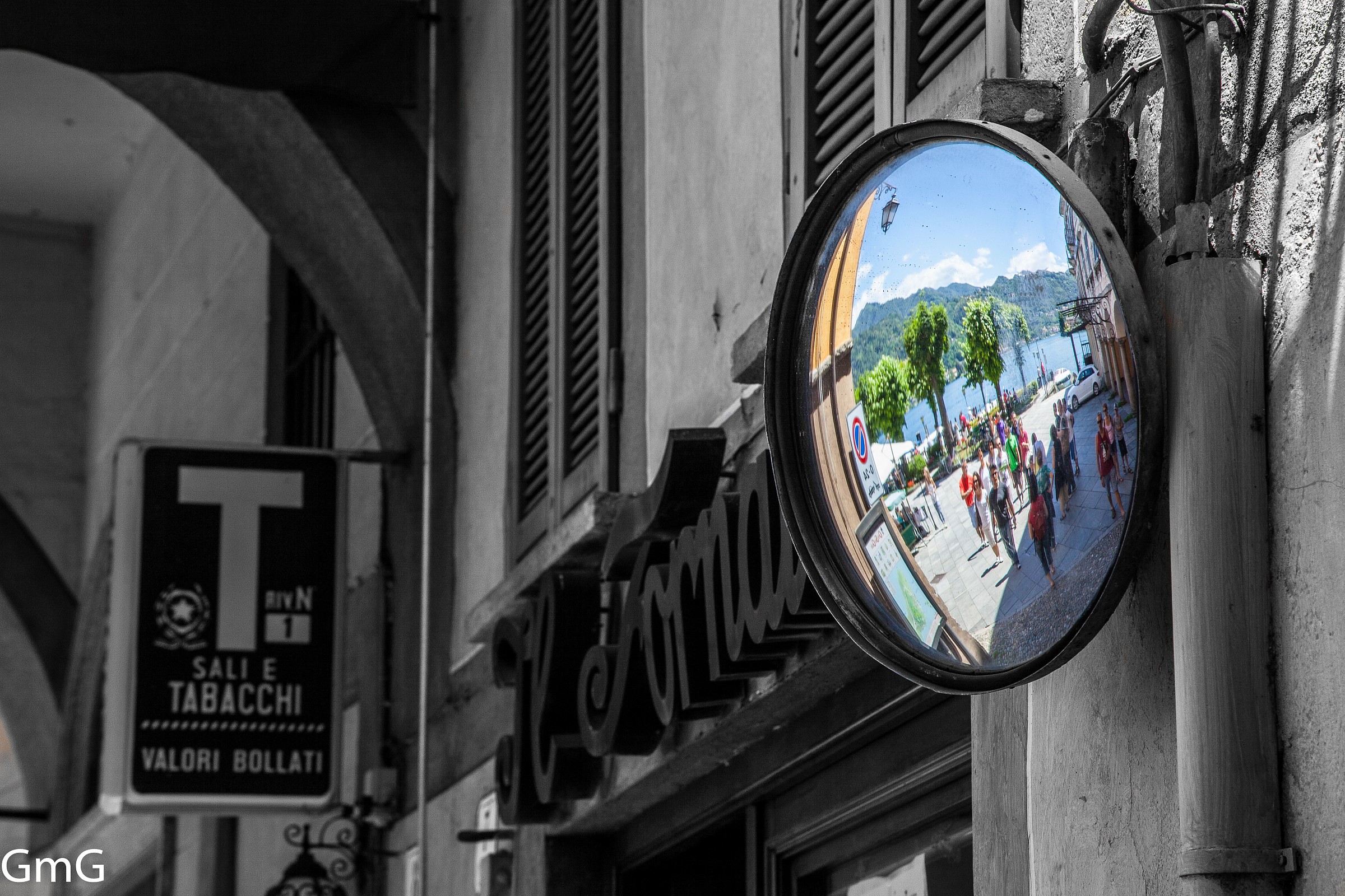 The square in the mirror