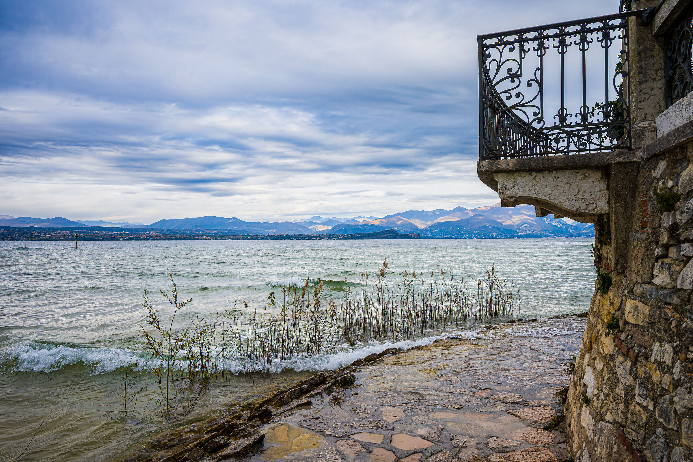 Circumnavigando Sirmione in una Giornata Uggiosa