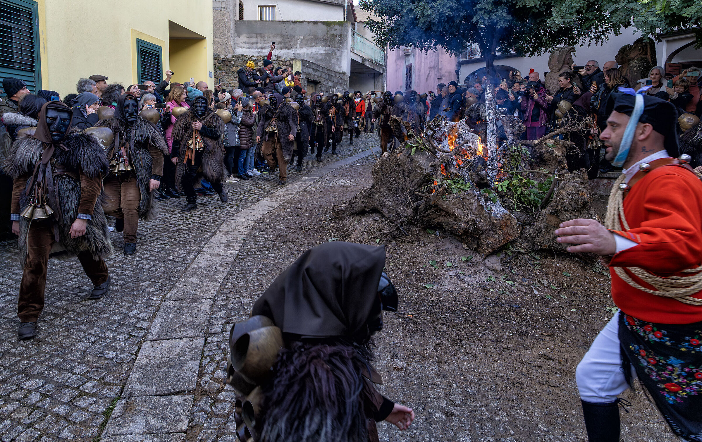 “sa prima essia”, a mamoiada de sos mamuthones