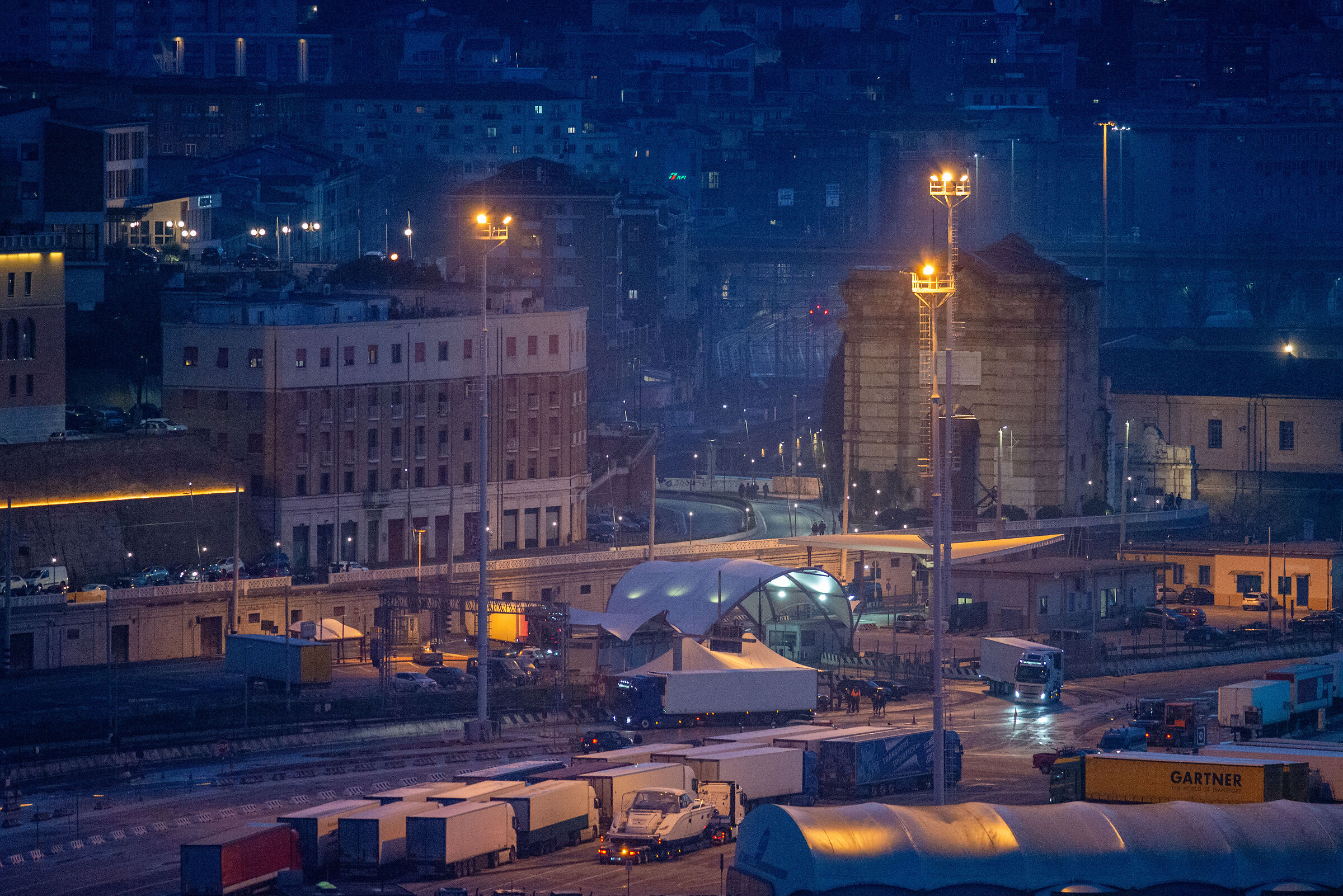 Ora blù al porto di Ancona