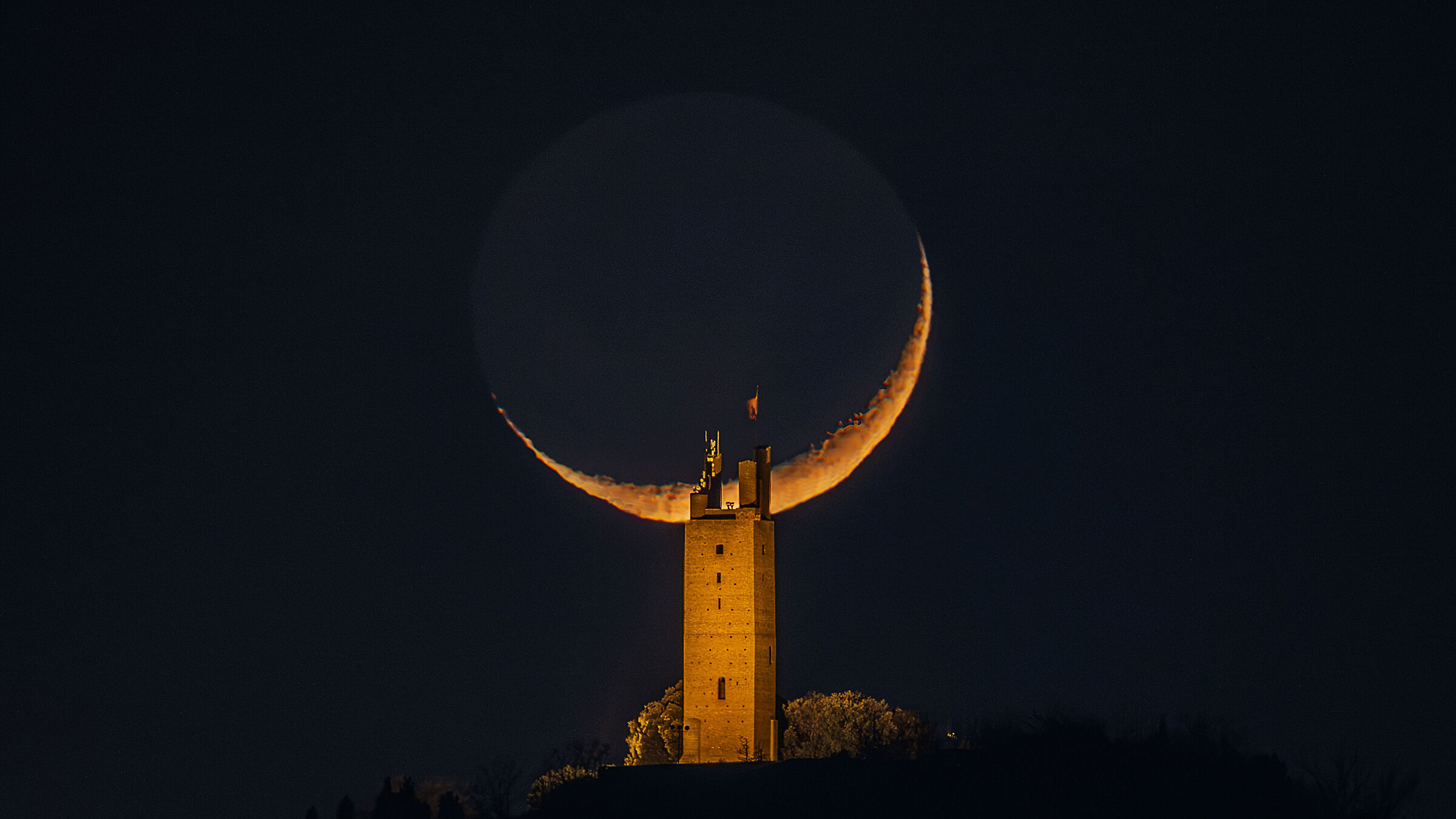 La falce di luna sulla torre di San Miniato