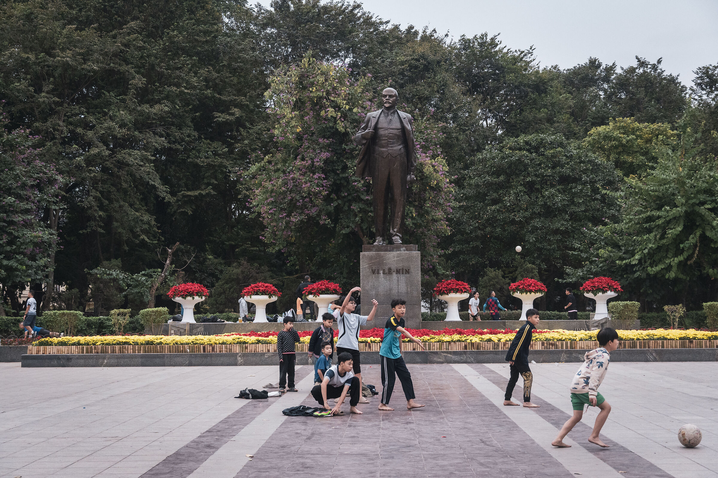 Match under the statue of Le-Nin
