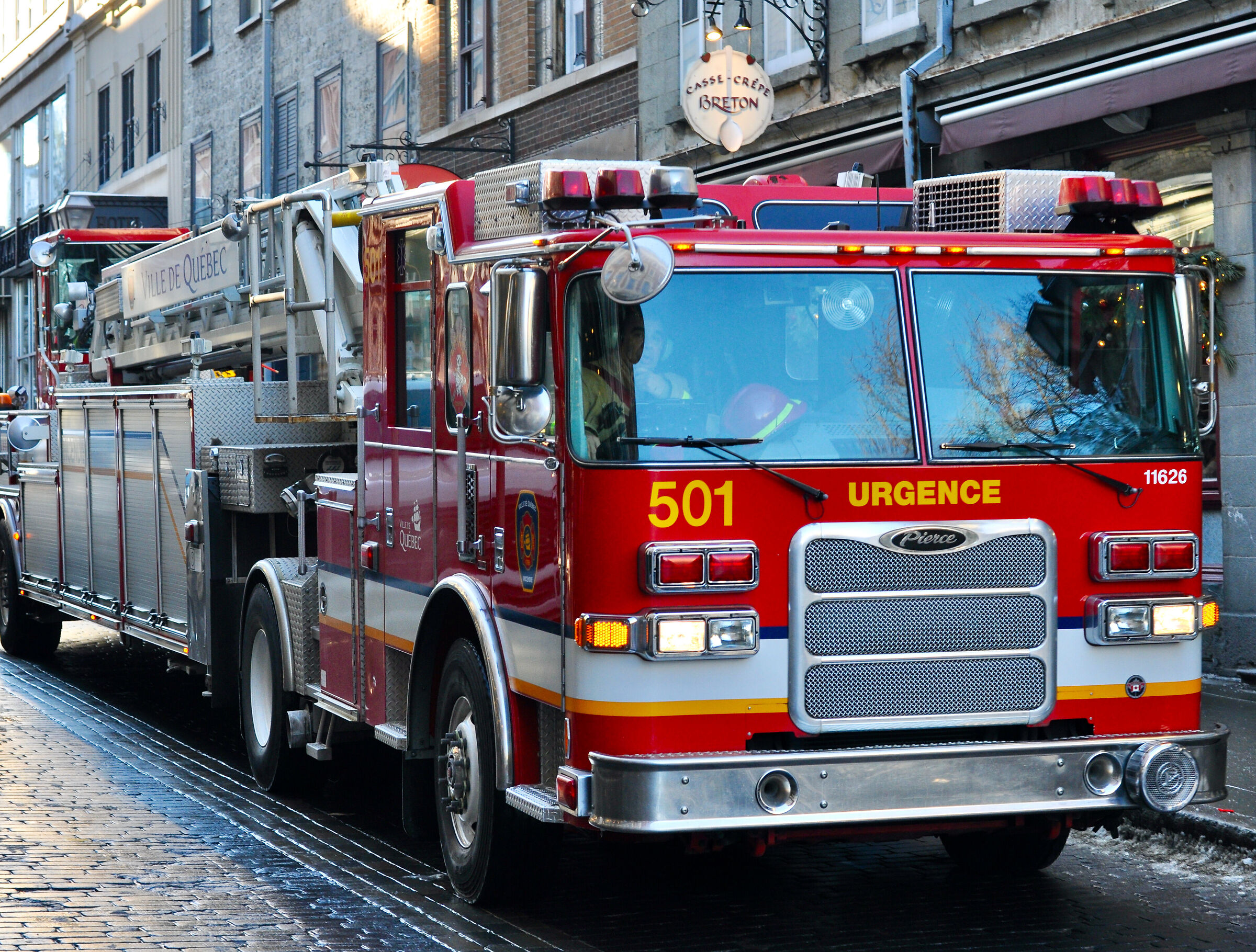 Camion rosso dei pompieri in via St-Jean, Quebec City