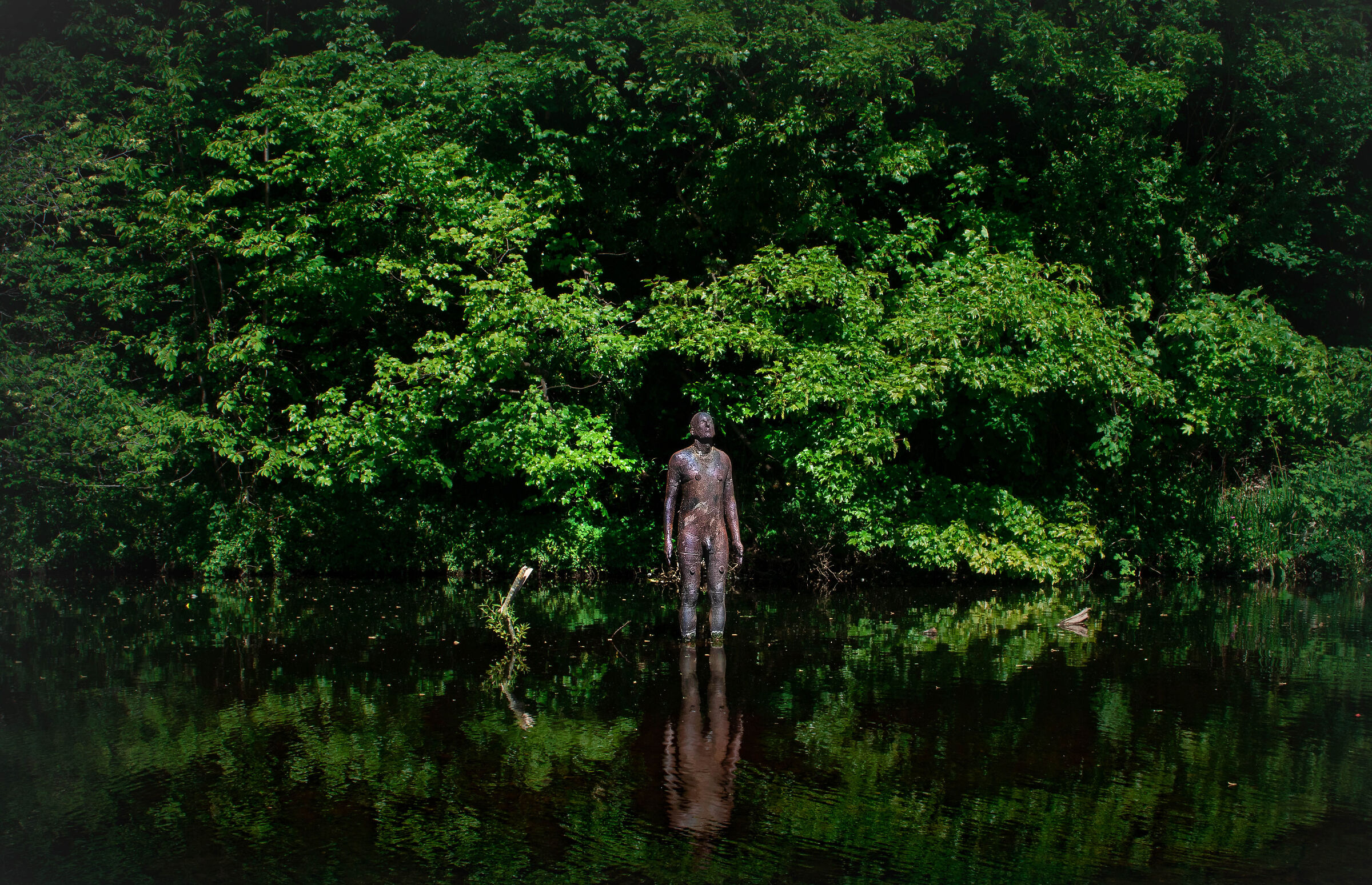 Antony Gormley, statue in the water of Leith