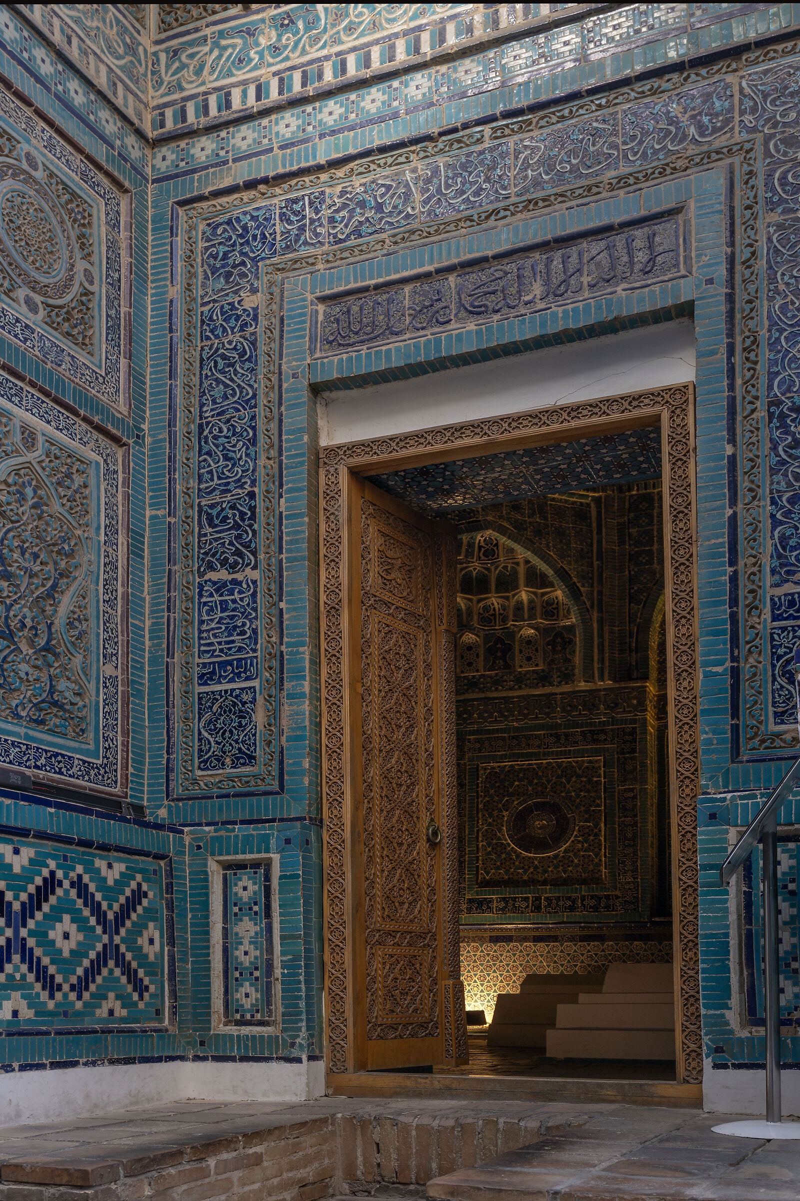 Among majolica, inlays and lace