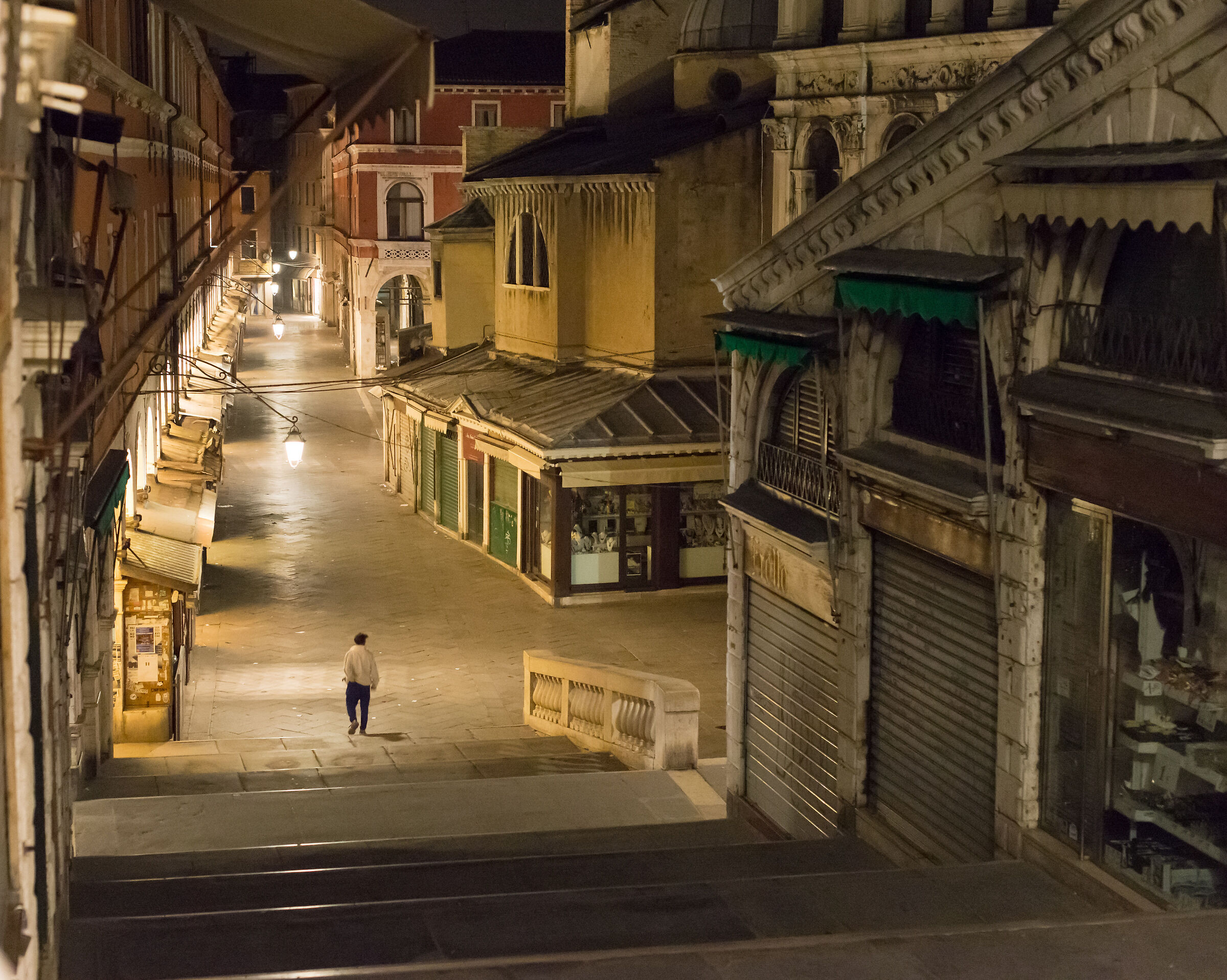Xo de night from the Rialto Bridge