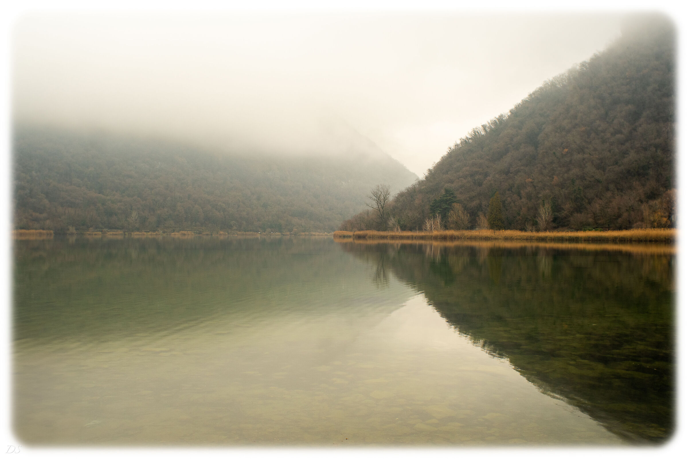 Nuvole e foschia sul lago