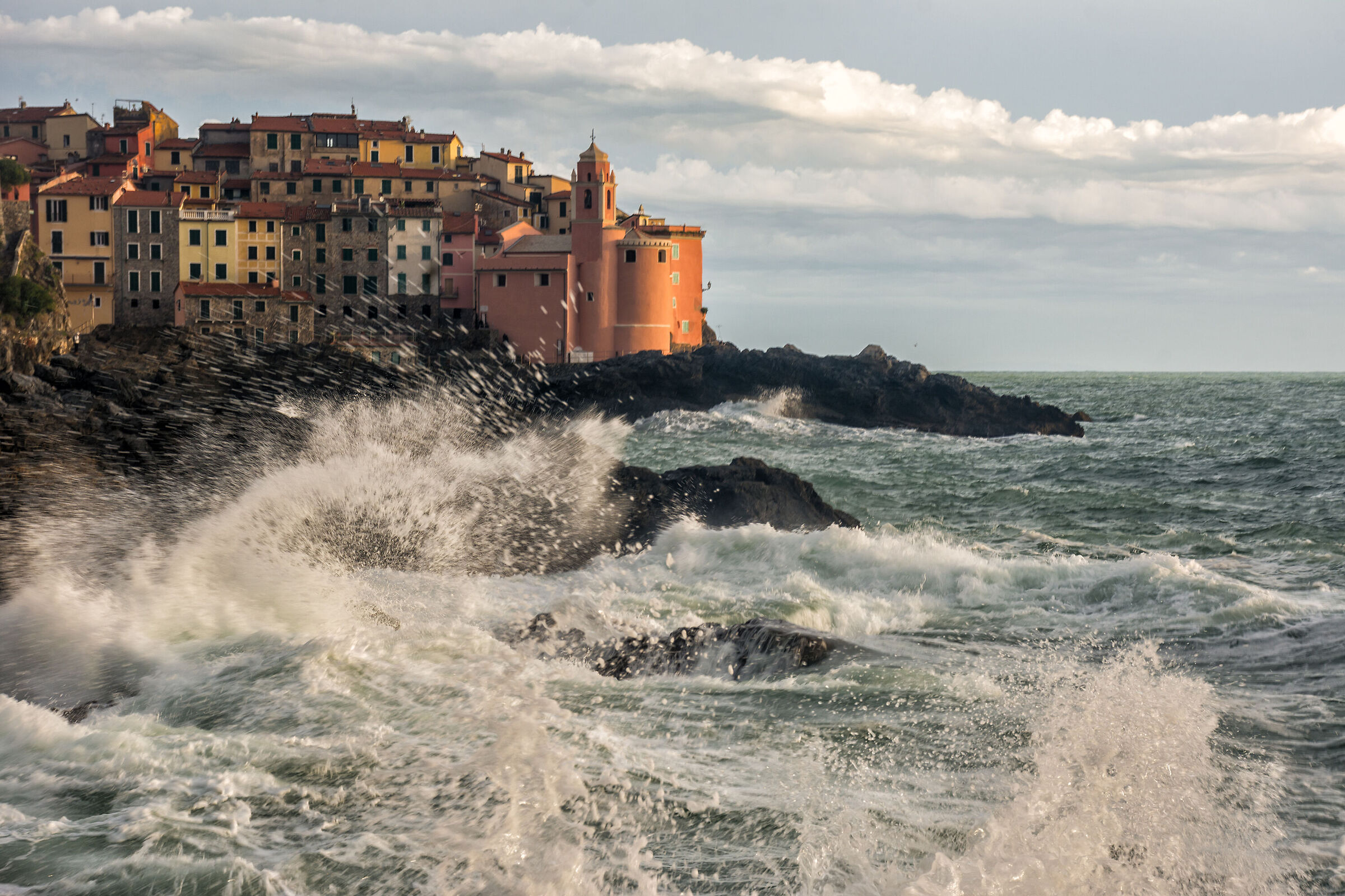 Rough seas in Telalro