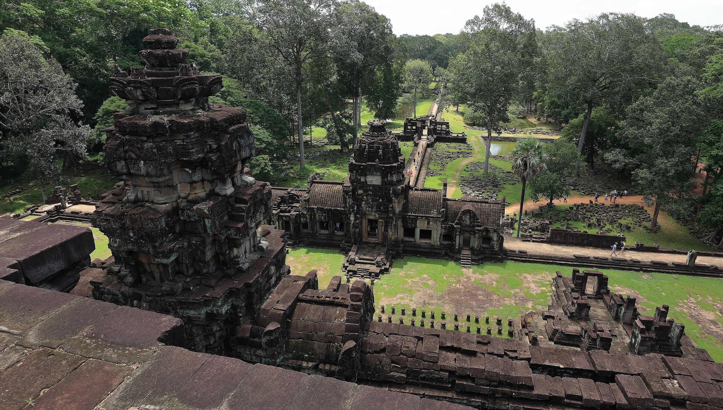 Il panorama e le irte scalinate di Baphuon