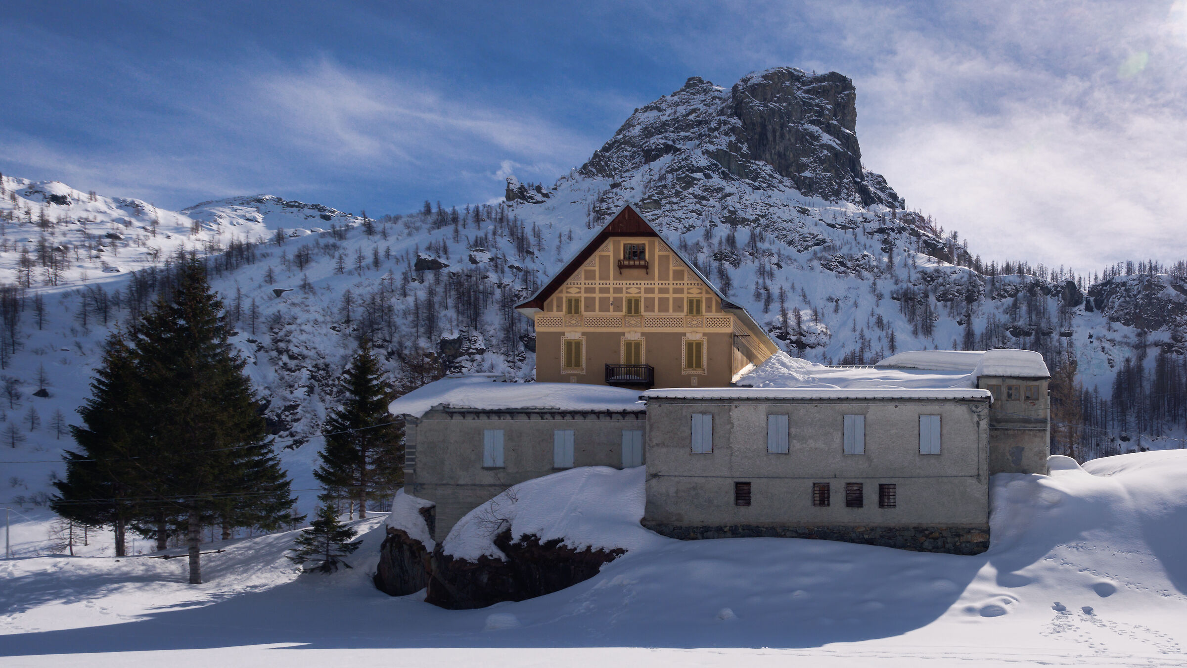 Pian della Mussa : ex albergo Savoia vista laterale