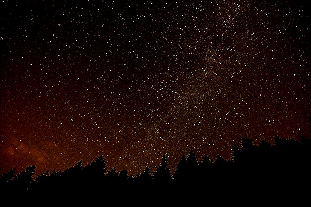 Starry between the Mountains