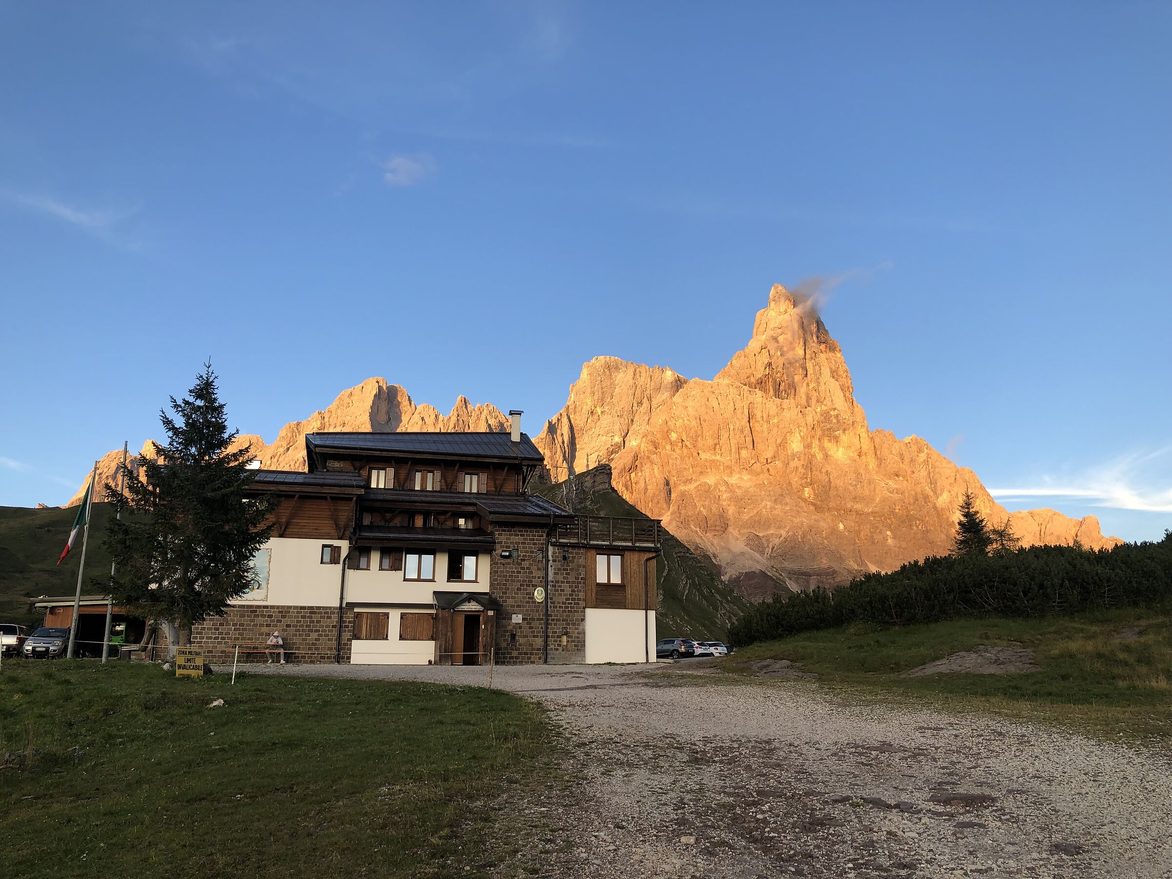 Capanna Sass Maor e Cimon della Pala