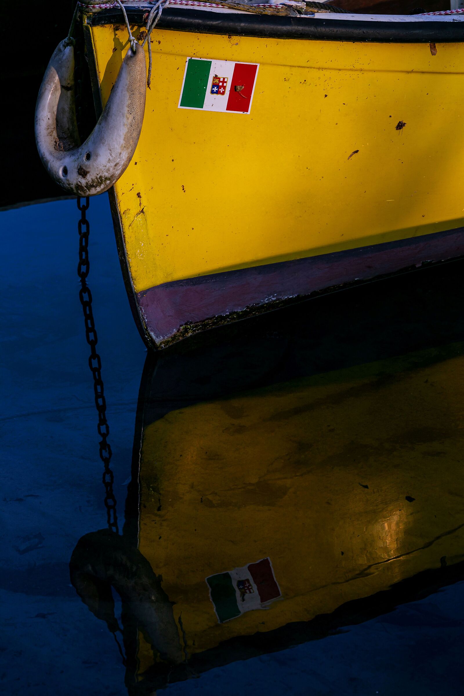 Giallo nel blu