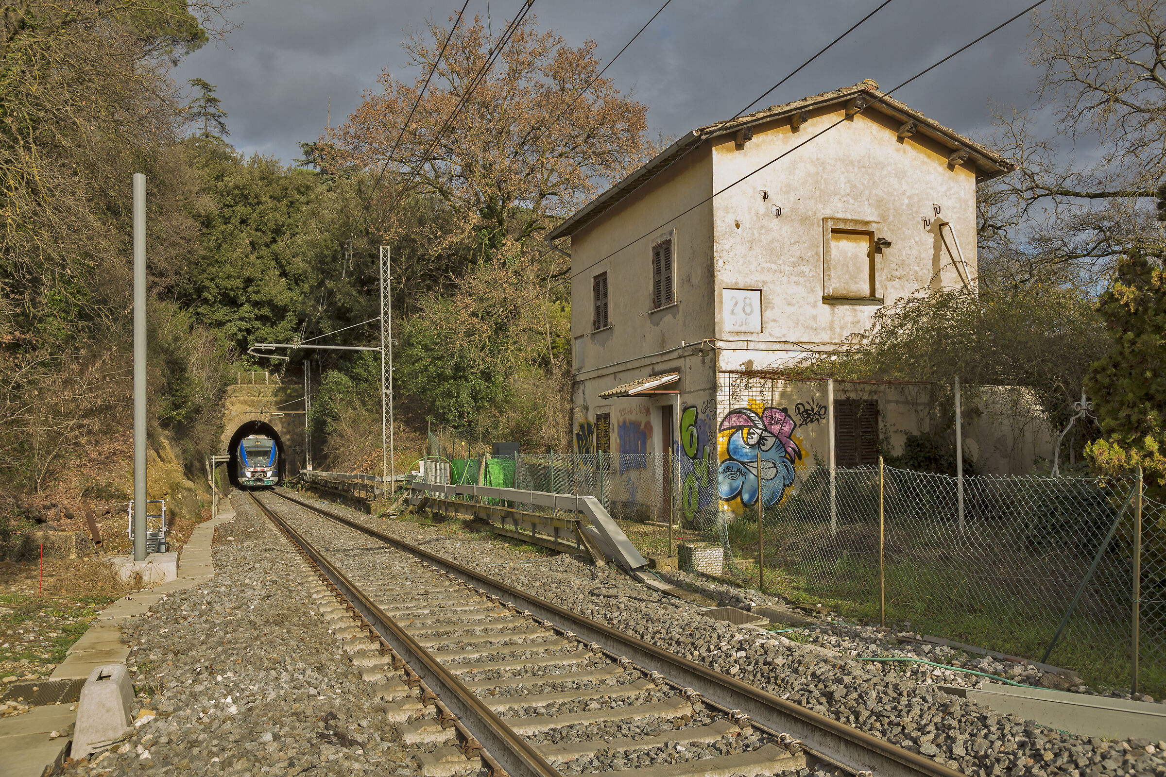 Vecchio casello abbandonato e treno in galleria